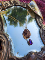 Medallón romano de bronce hecho a mano con cristal fucsia.