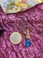 Coleção Ecos do Céu - Pendente Anjo em bronze feito à mão com cristal azul celeste