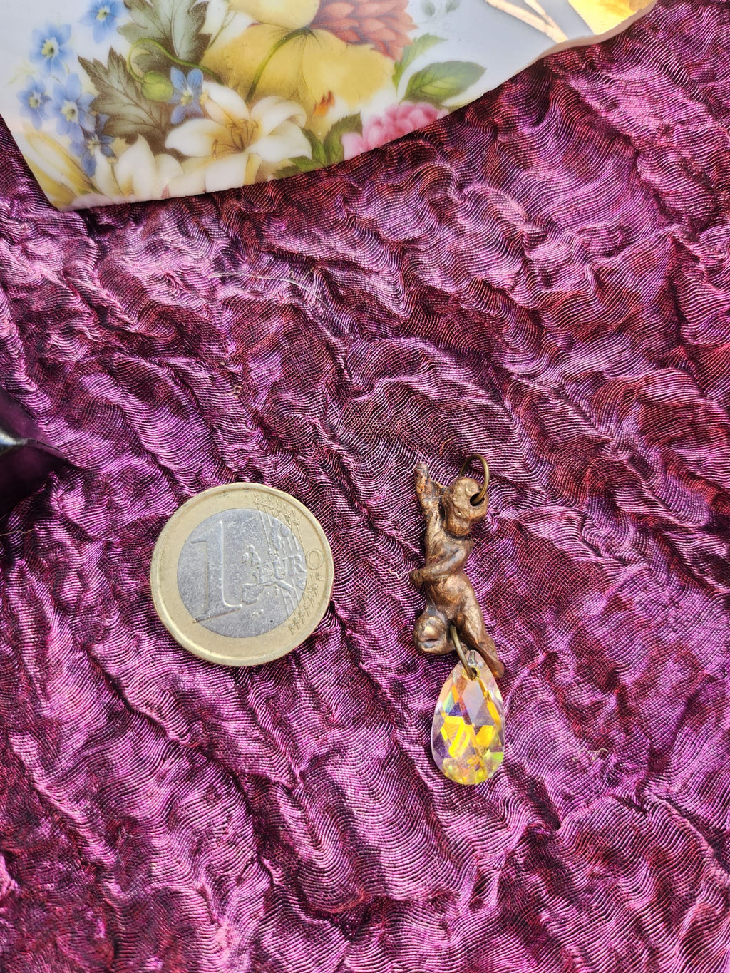 Coleção Ecos do Céu - Pendente Anjo em bronze feito à mão com cristal Aurora