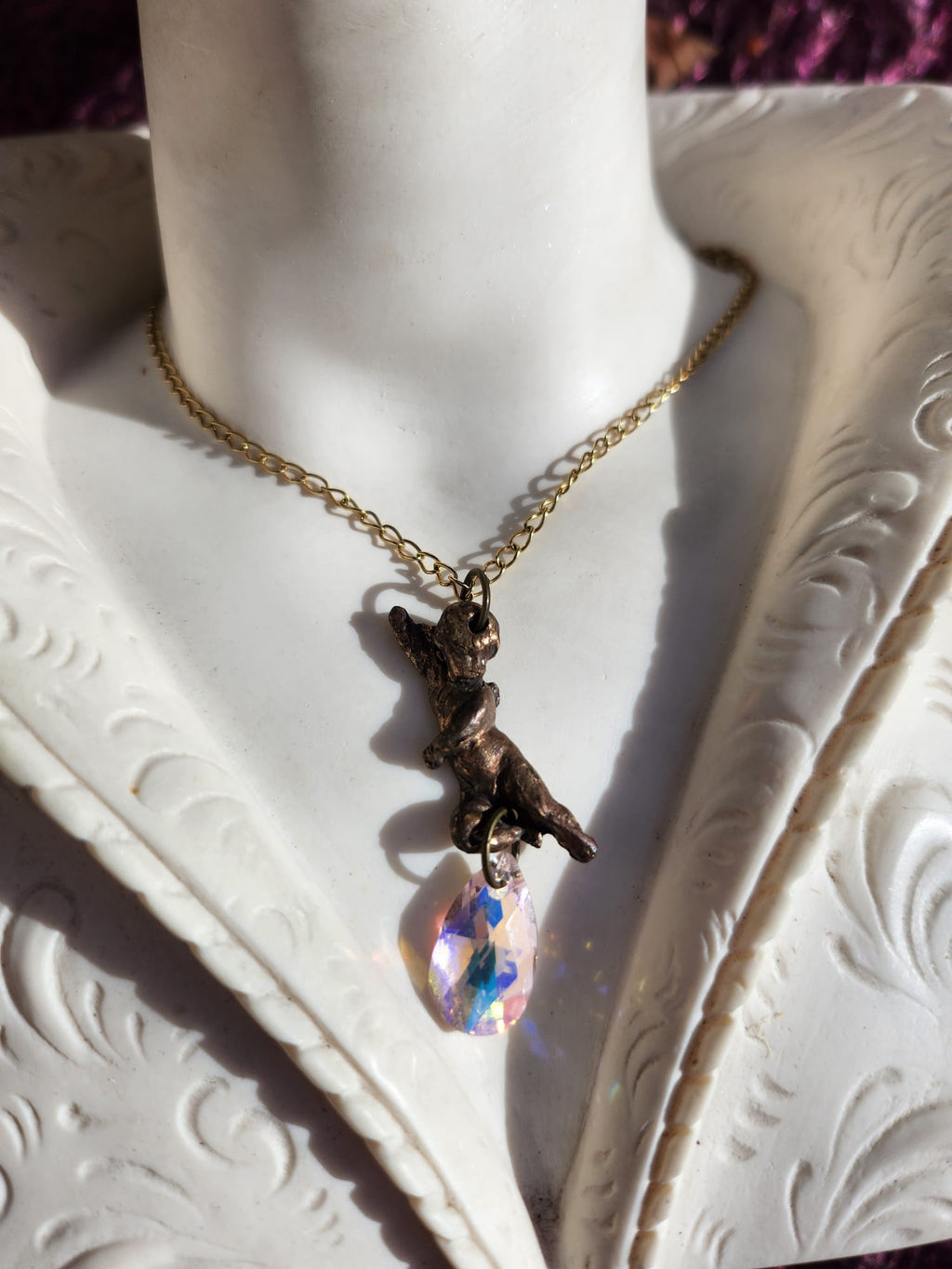 Coleção Ecos do Céu - Pendente Anjo em bronze feito à mão com cristal Aurora