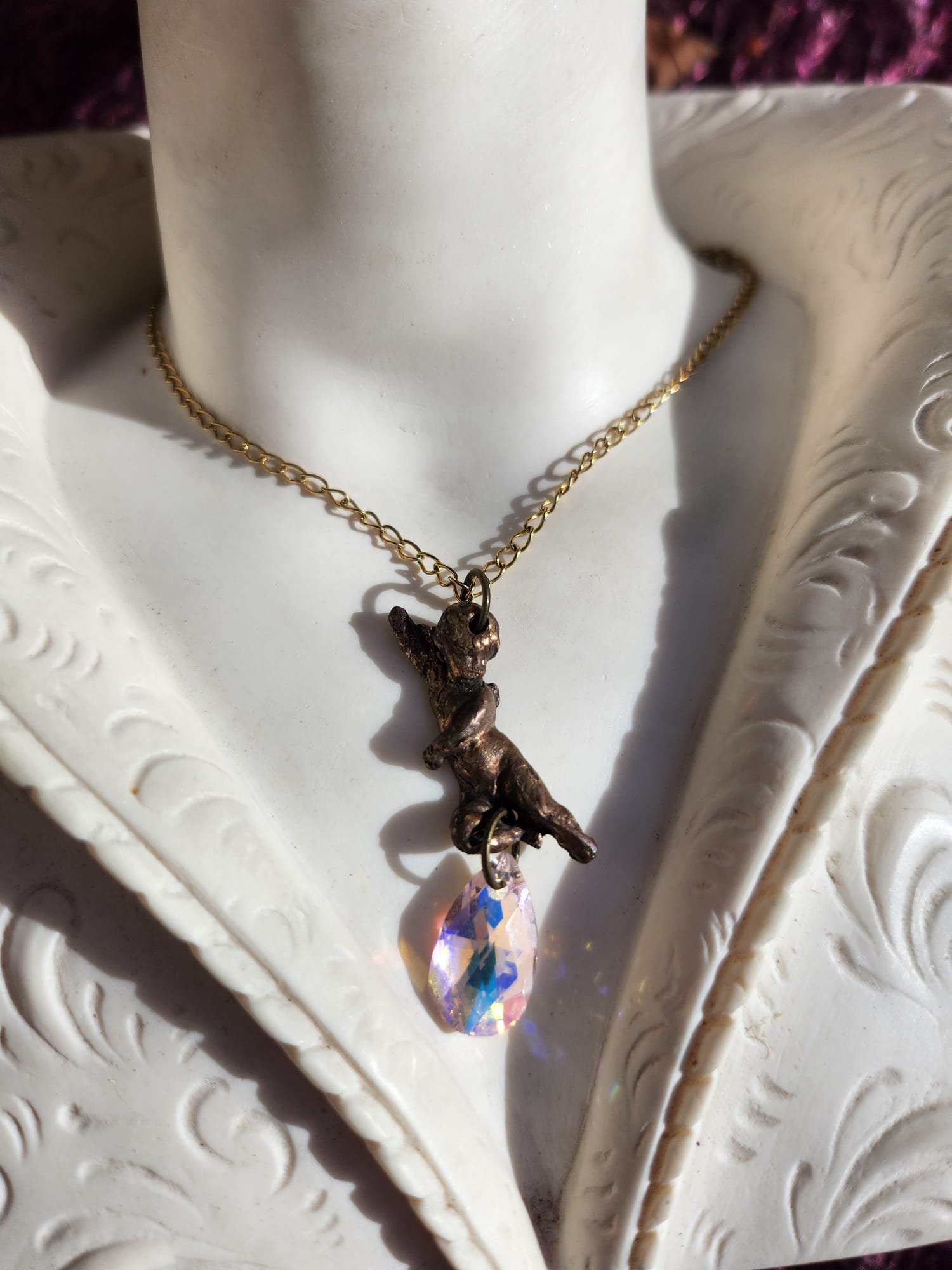 Coleção Ecos do Céu - Pendente Anjo em bronze feito à mão com cristal Aurora