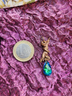 Coleção Ecos do Céu - Pendente Anjo em bronze feito à mão com cristal Aurora Esmeralda