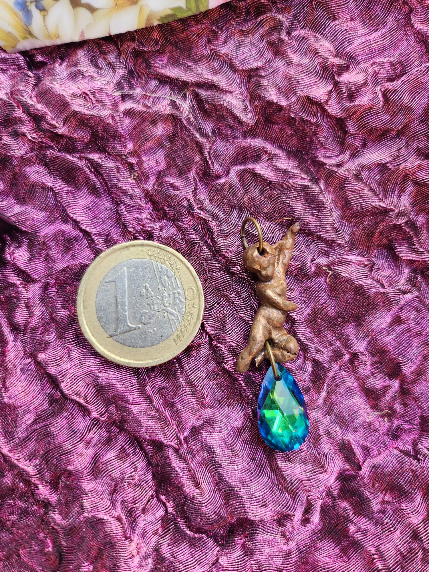 Coleção Ecos do Céu - Pendente Anjo em bronze feito à mão com cristal Aurora Esmeralda