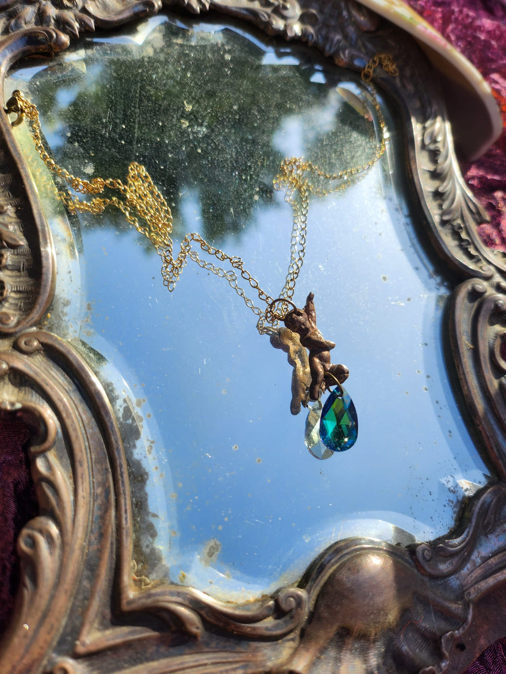 Coleção Ecos do Céu - Pendente Anjo em bronze feito à mão com cristal Aurora Esmeralda