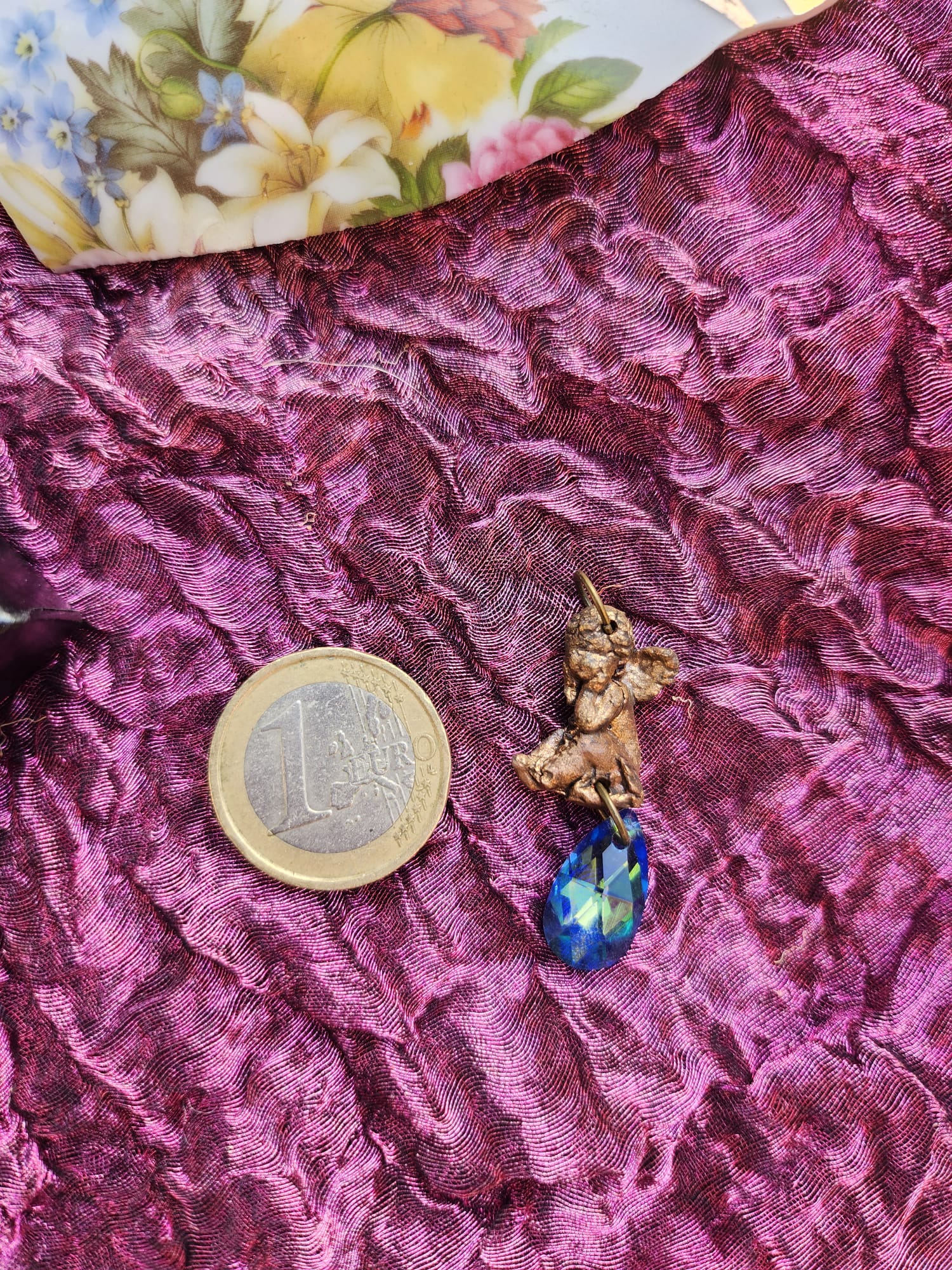 Colección Echoes of Heaven - Colgante de ángel de bronce hecho a mano con cristal azul.