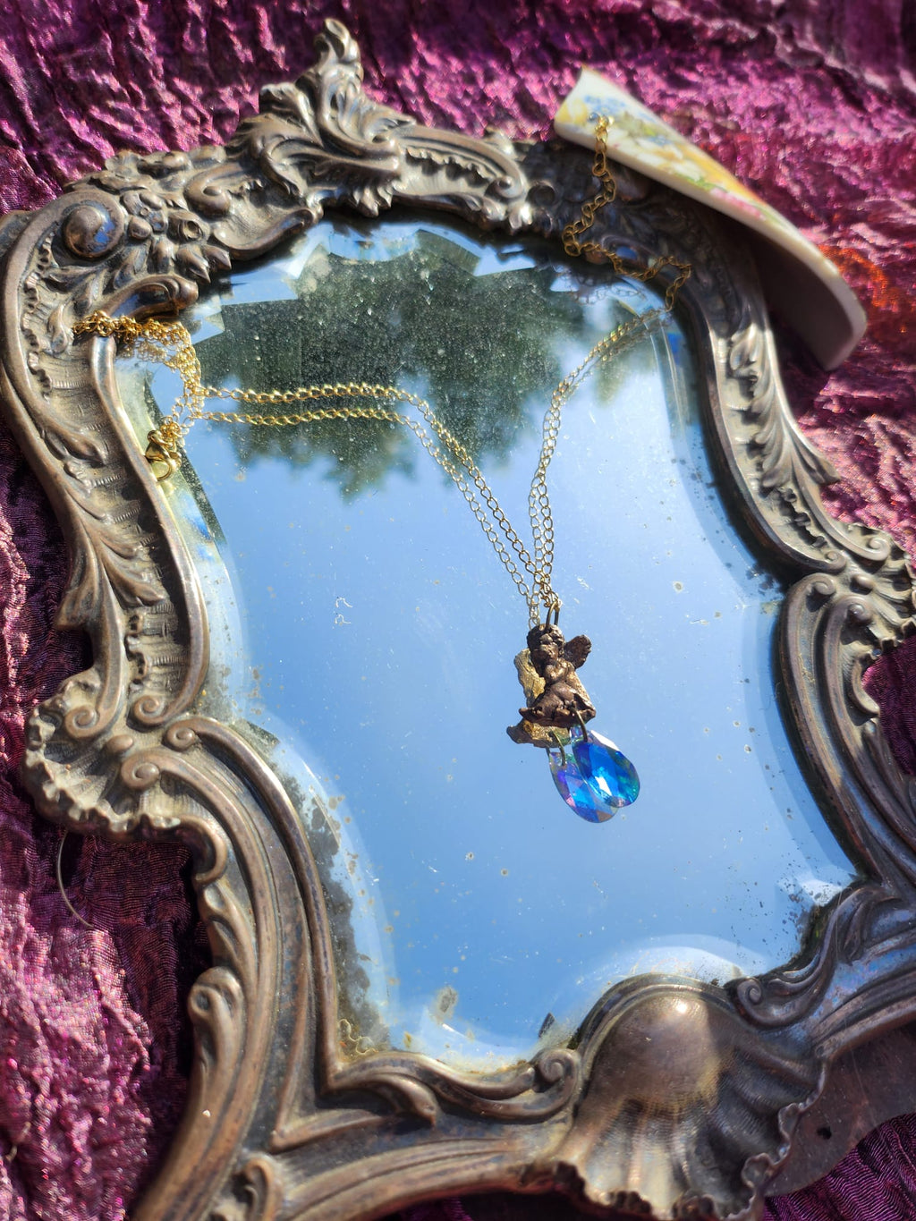 Colección Echoes of Heaven - Colgante de ángel de bronce hecho a mano con cristal azul.