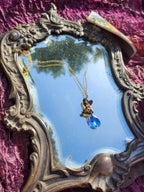 Colección Echoes of Heaven - Colgante de ángel de bronce hecho a mano con cristal azul.