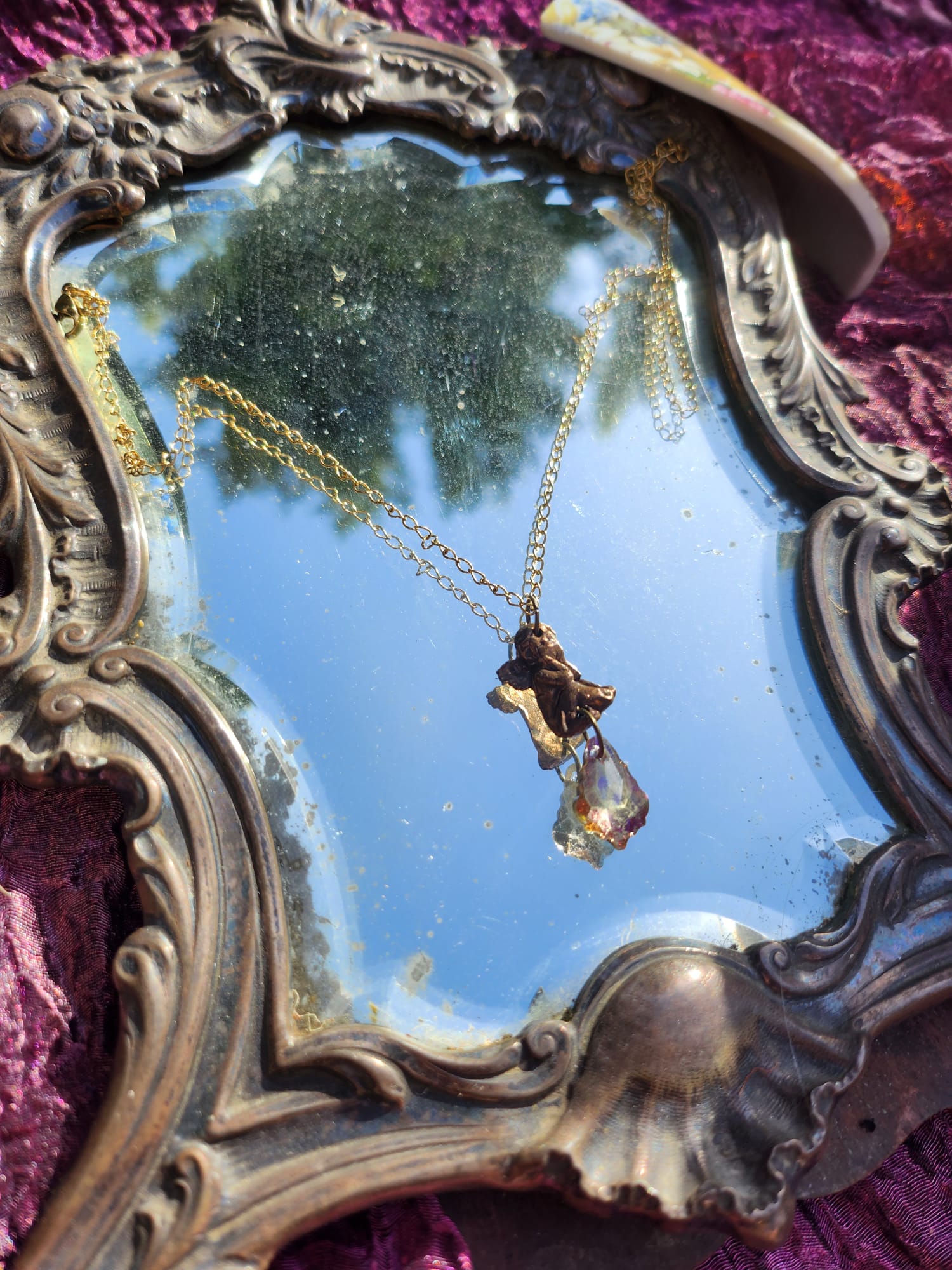 Coleção Ecos do Céu - Pendente Anjo em bronze feito à mão com cristal fúcsia