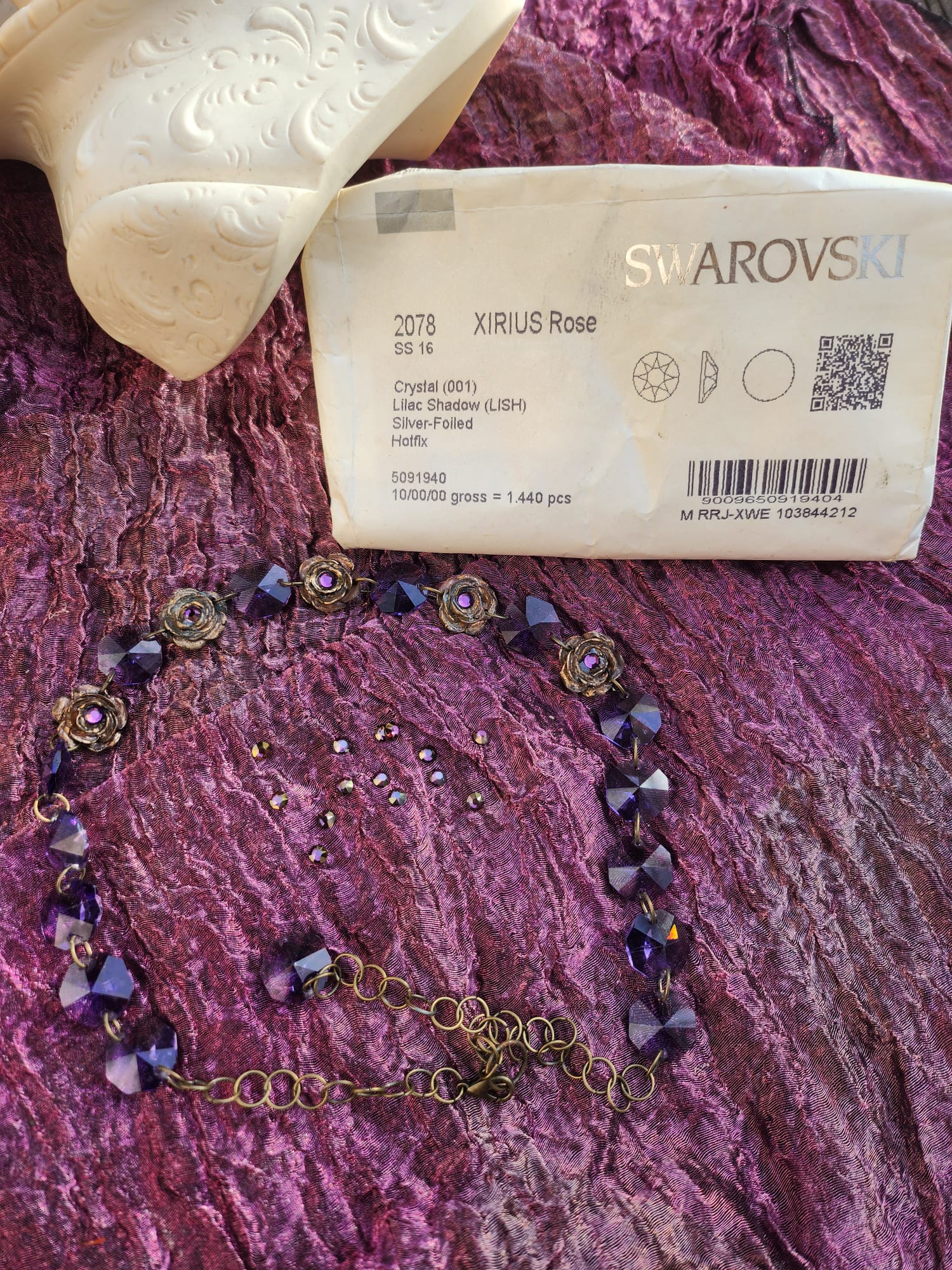 Colección Rosarium - Collar de bronce hecho a mano con cristales morados y detalles florales.