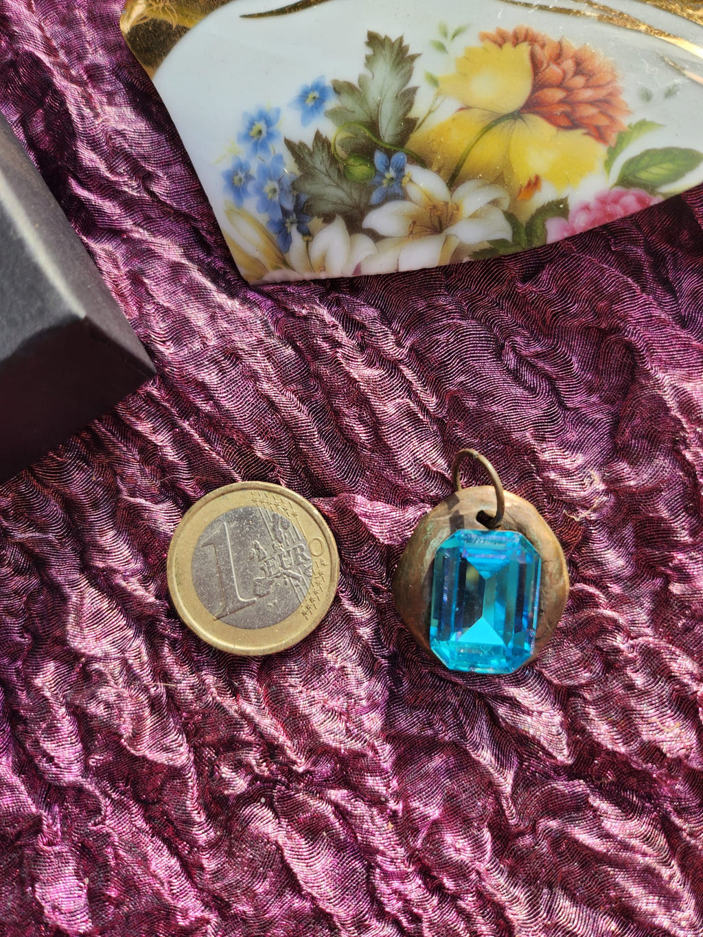 Colgante de bronce hecho a mano con cristal azul.