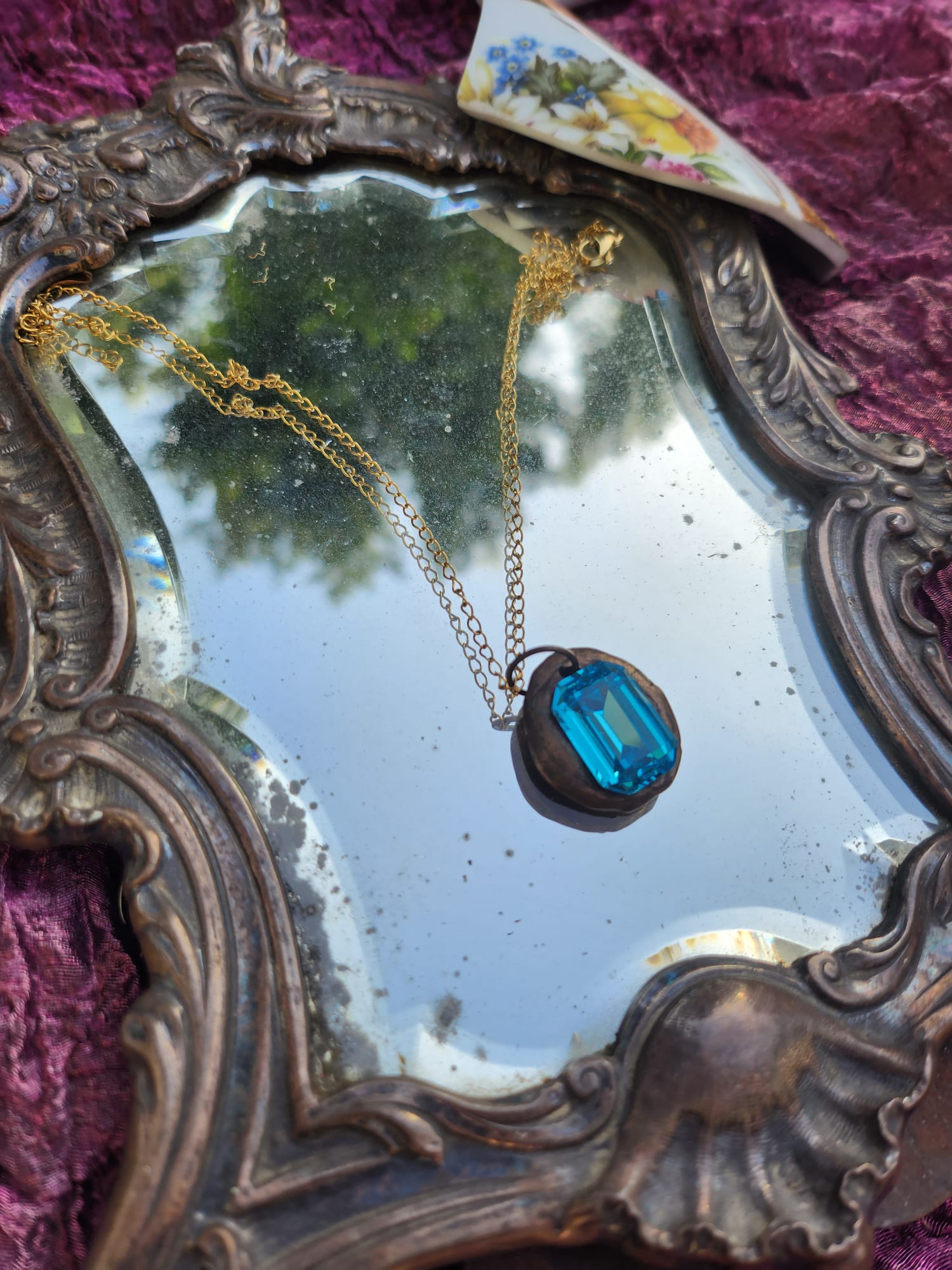 Colgante de bronce hecho a mano con cristal azul.