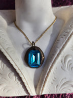 Colgante de bronce hecho a mano con cristal azul.