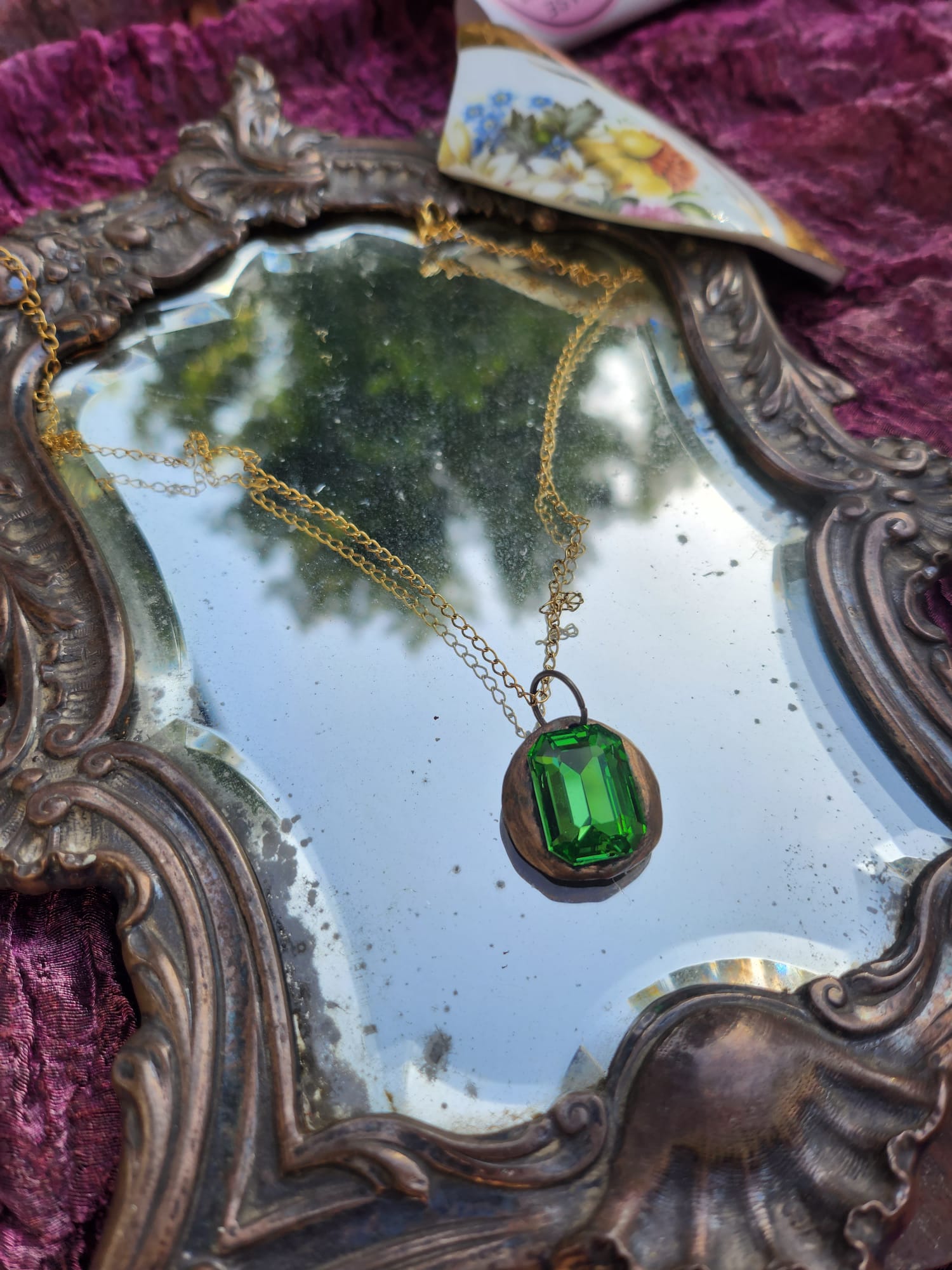 Colgante de esmeralda hecho a mano con colgante de cristal verde.