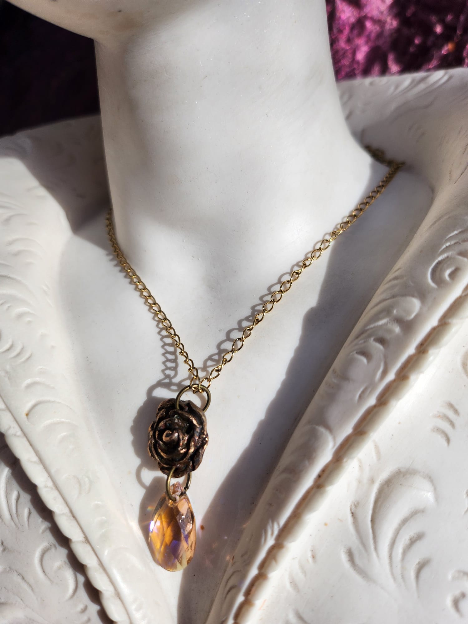 Colección Rosarium - Colgante de rosa de bronce hecho a mano con cristal color salmón.