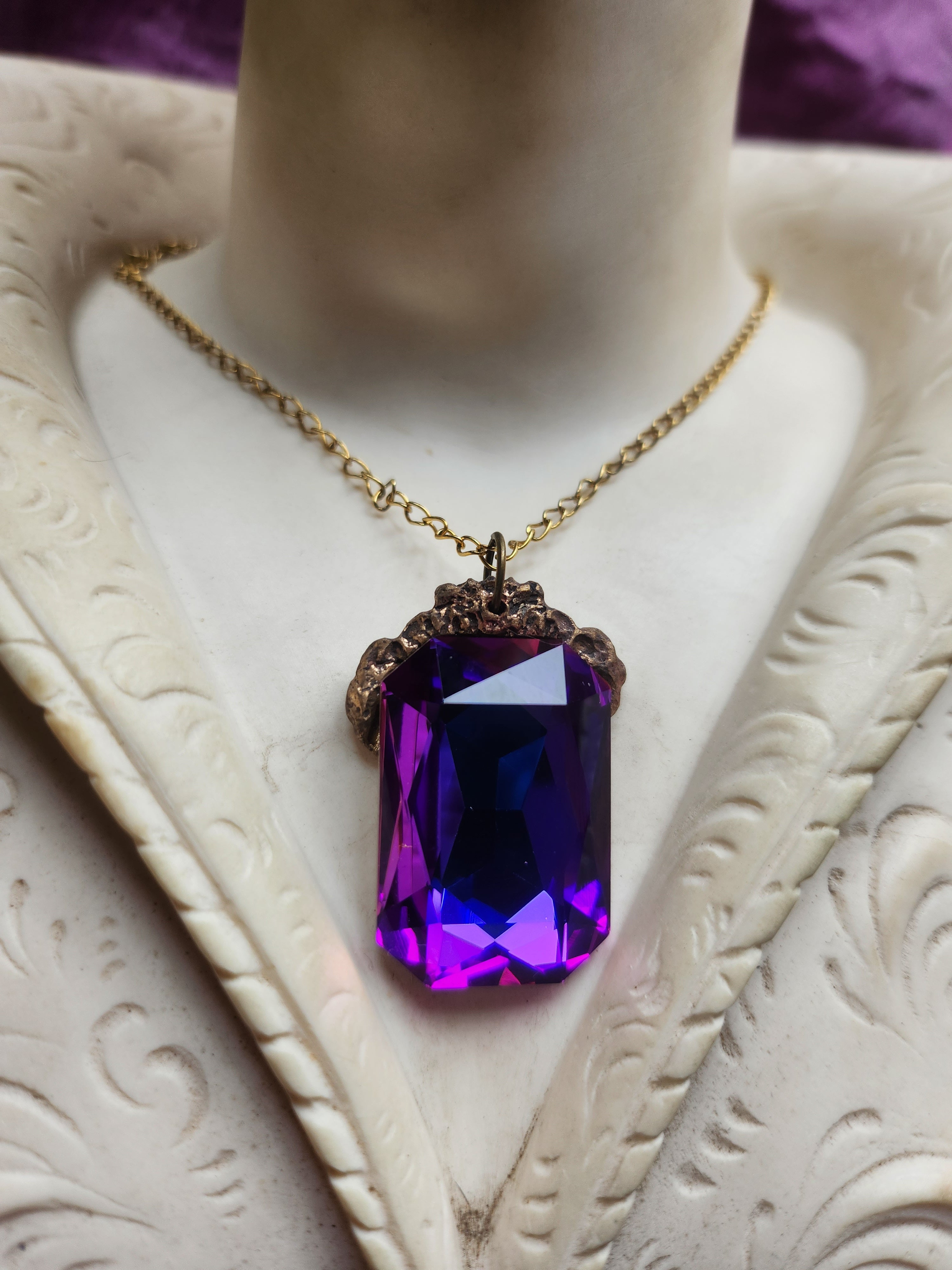 Colección Barroca Mística - Colgante de Bronce Hecho a Mano con Cristal Octogonal Morado Eléctrico