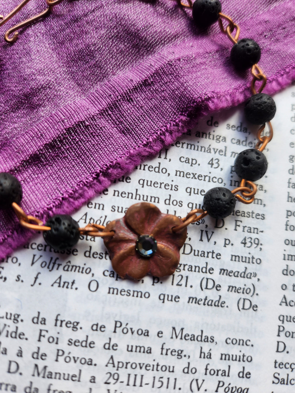 Colección Flor Eterna - Pulsera de Piedra Volcánica y Cobre