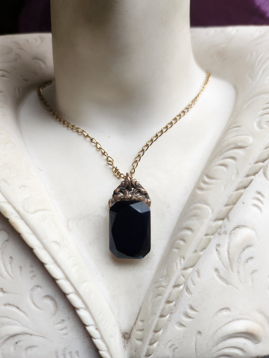 Colección Resonancia Arcana - Colgante de Bronce Hecho a Mano con Cristal Octogonal Azul Medianoche