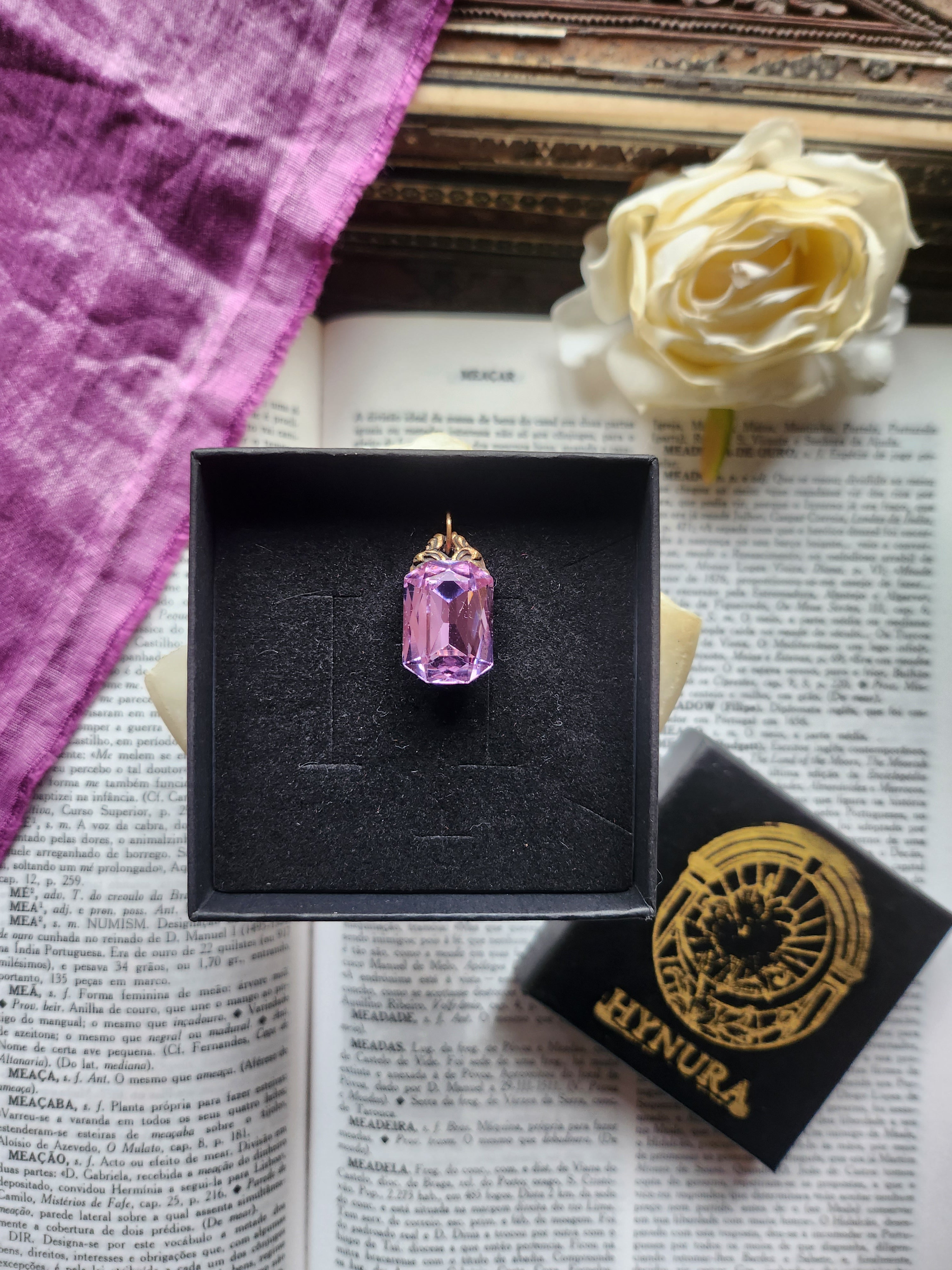 Coleção Ressonância Arcana – Pendente artesanal em bronze com cristal octogonal rosa lavanda