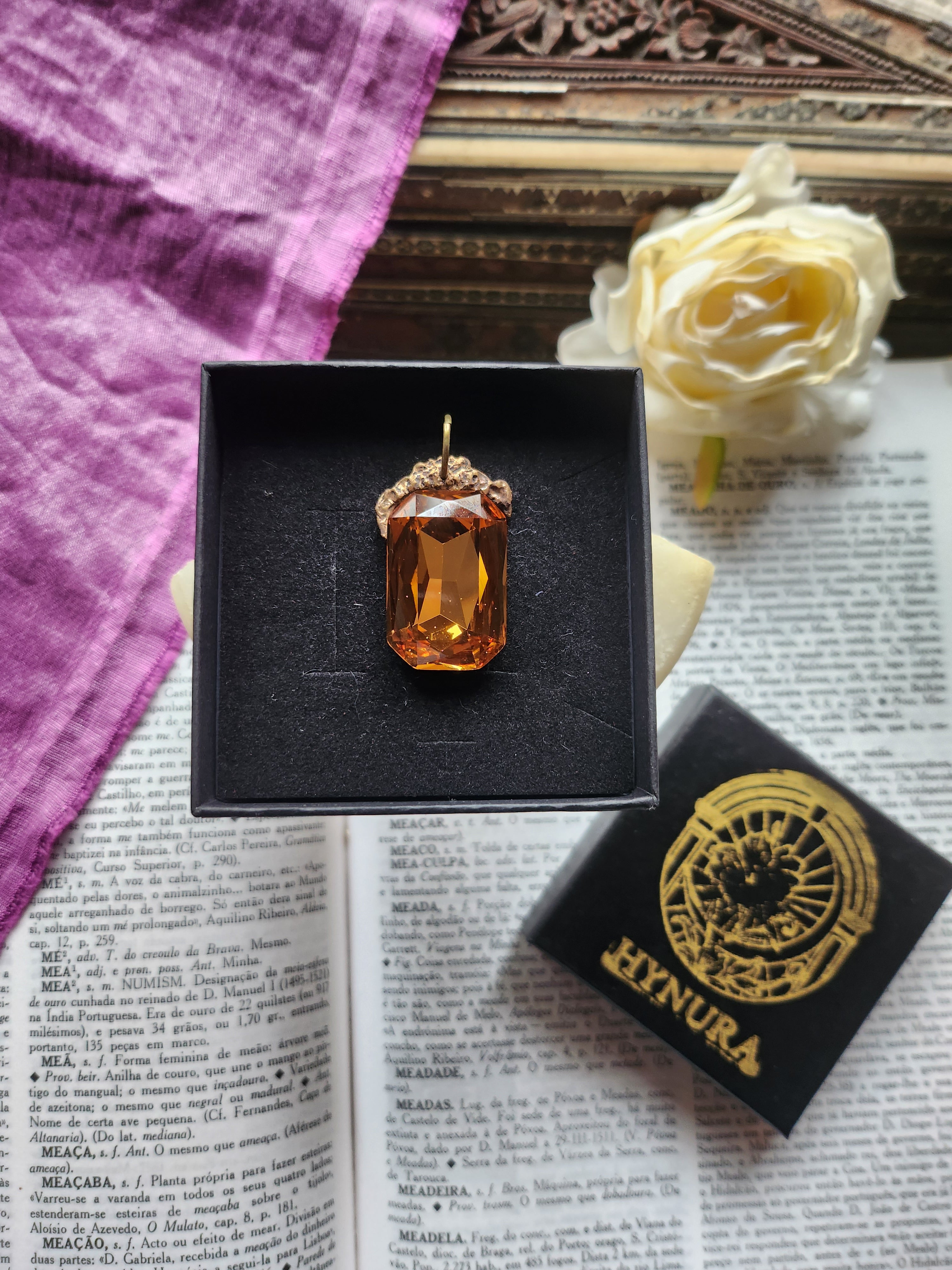 Coleção Barroca Mística – Pendente artesanal em bronze com cristal octogonal dourado