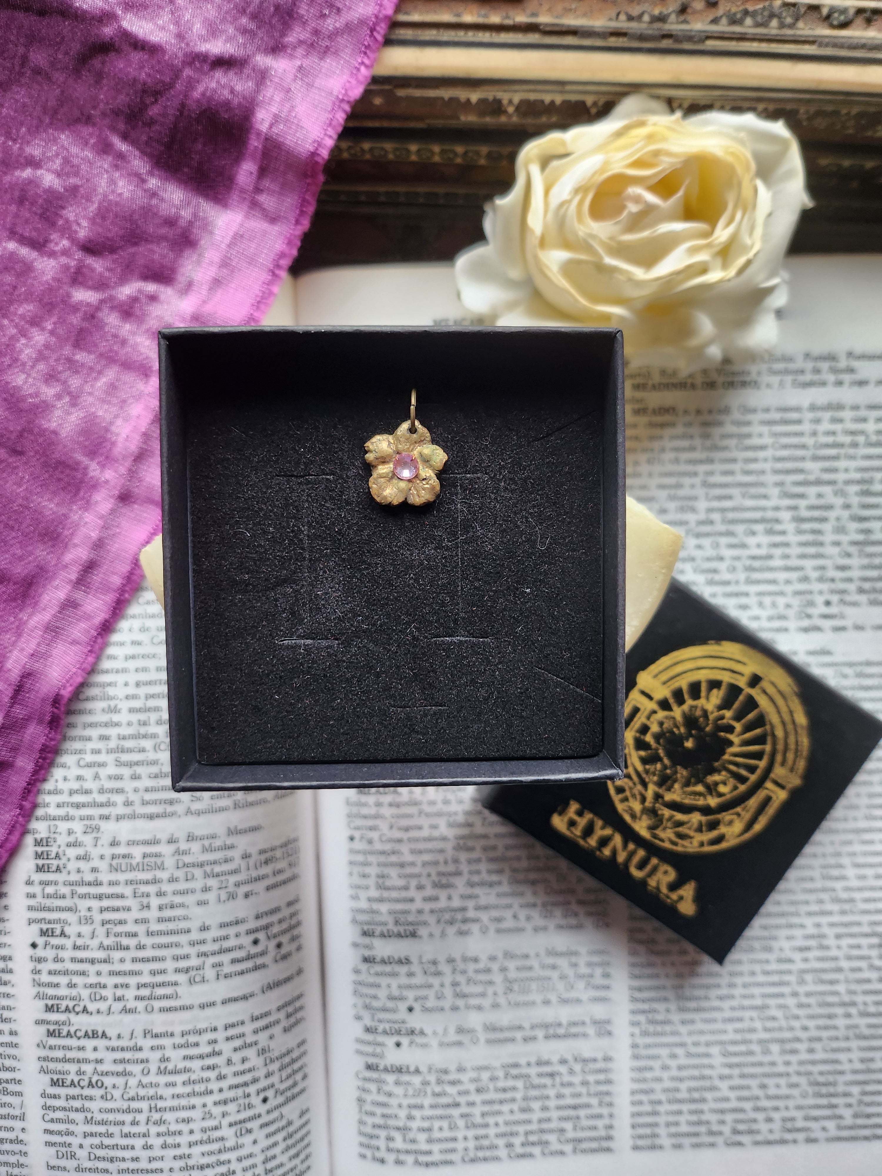 Coleção Flor Eterna – Pendente Flor em Bronze Feito à Mão com Cristal Rosa Claro