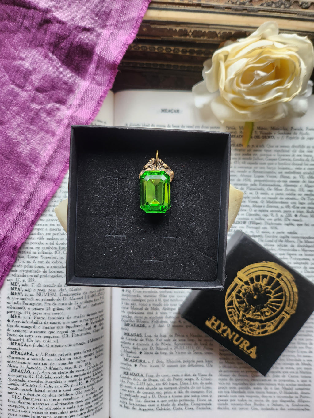 Colección Resonancia Arcana – Dije de Bronce Hecho a Mano con Cristal Octogonal Verde