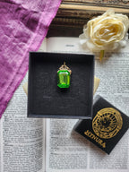 Colección Resonancia Arcana – Dije de Bronce Hecho a Mano con Cristal Octogonal Verde