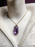 Colección Resonancia Arcana - Pequeño colgante de bronce hecho a mano con cristal ovalado de lavanda