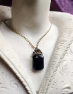 Colección Resonancia Arcana - Colgante de Bronce Hecho a Mano con Cristal Octogonal Azul Medianoche