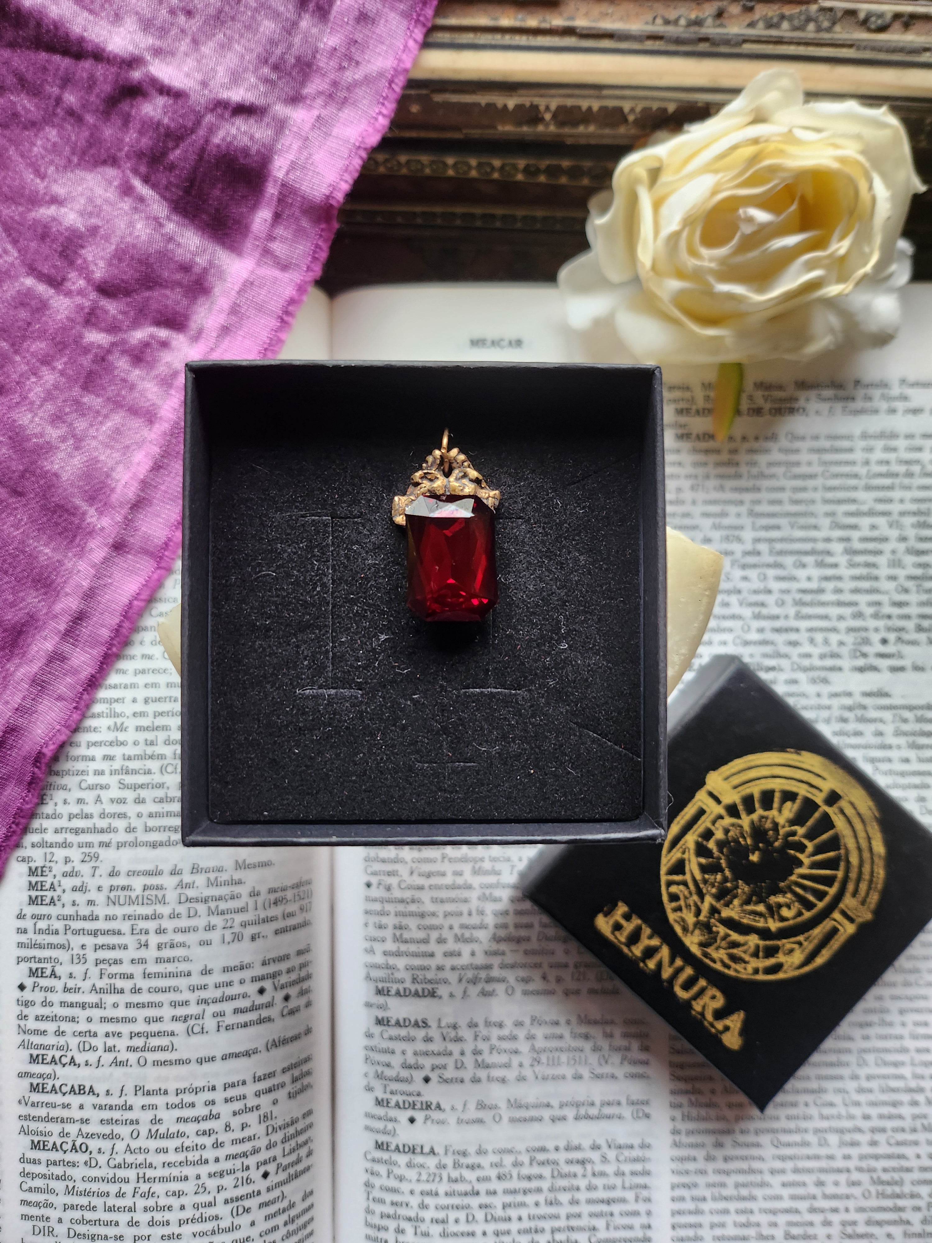 Coleção Ressonância Arcana – Pendente artesanal em bronze com cristal octogonal vermelho escuro