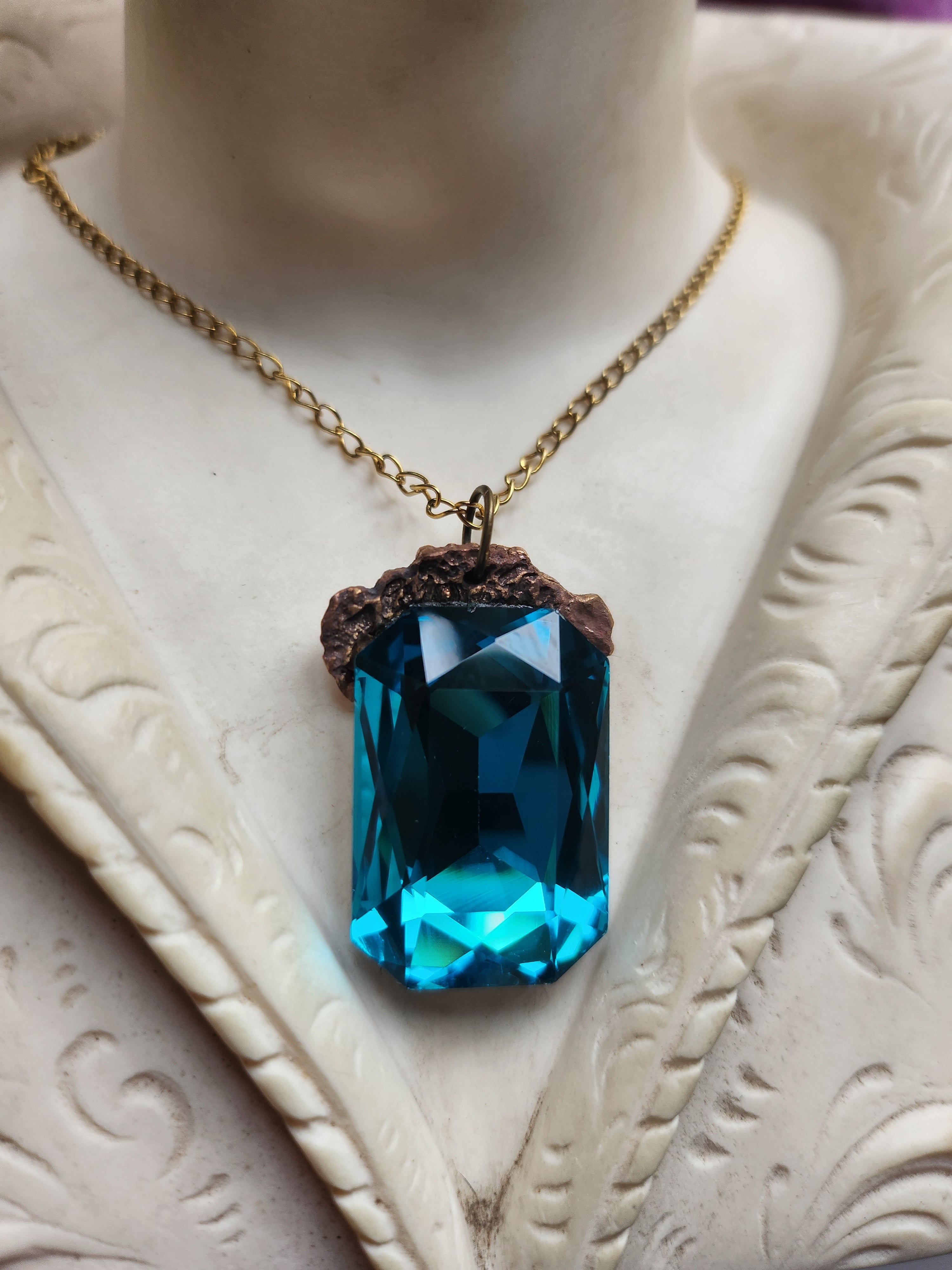 Colección Barroca Mística - Colgante de Bronce Hecho a Mano con Cristal Octogonal Azul Eléctrico