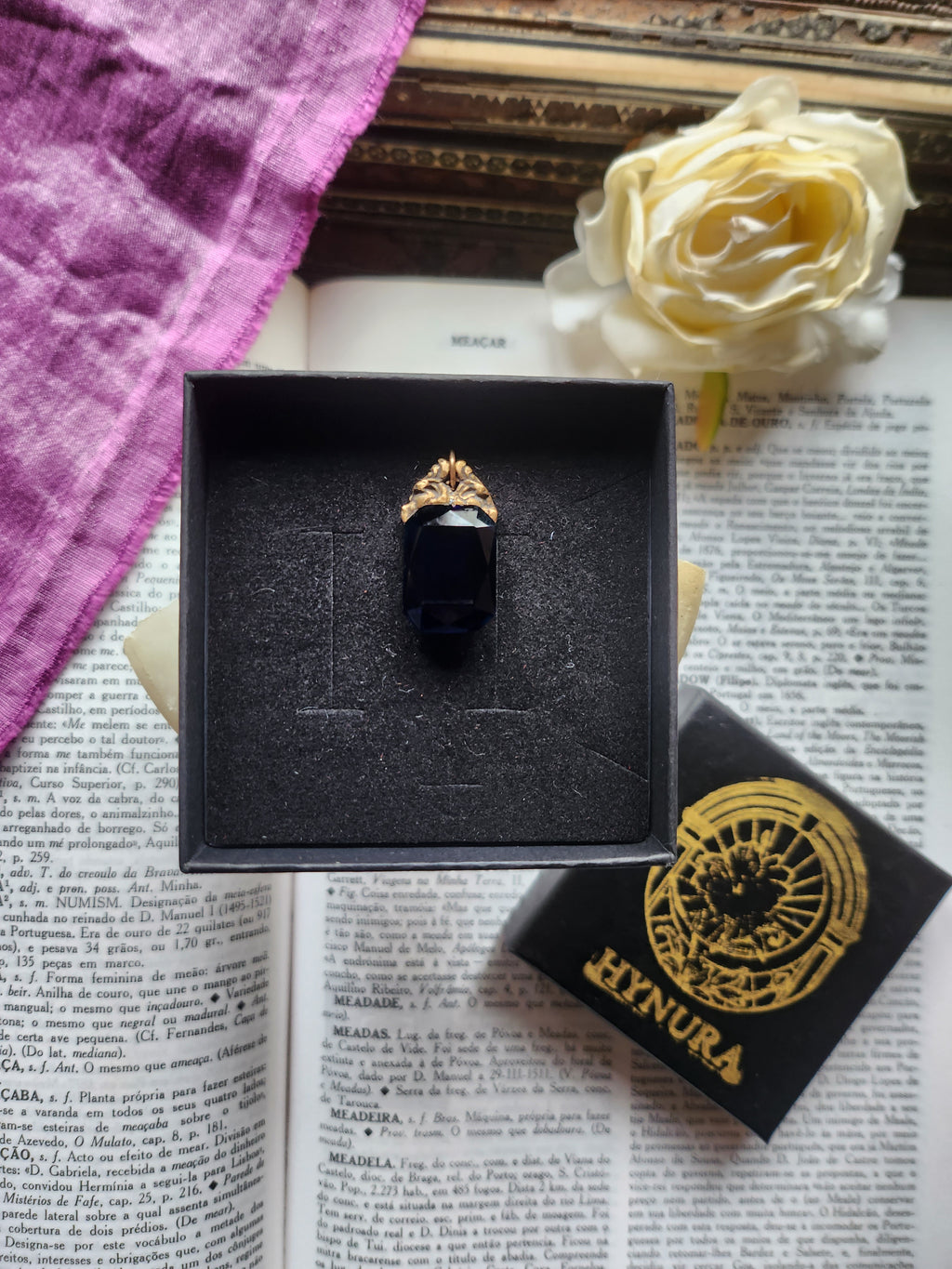 Colección Resonancia Arcana - Colgante de Bronce Hecho a Mano con Cristal Octogonal Azul Medianoche