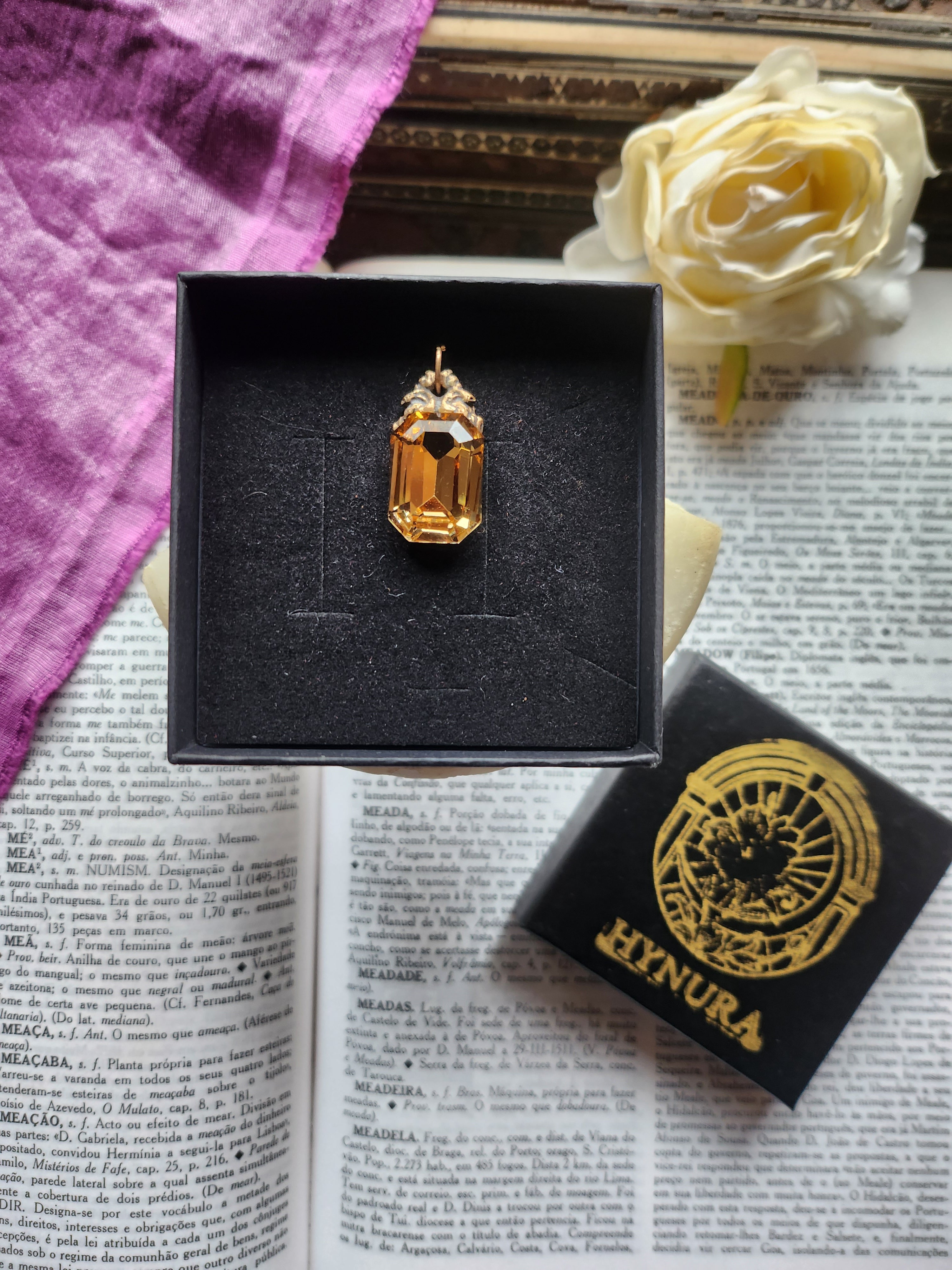 Coleção Ressonância Arcana – Pendente artesanal em bronze com cristal octogonal dourado