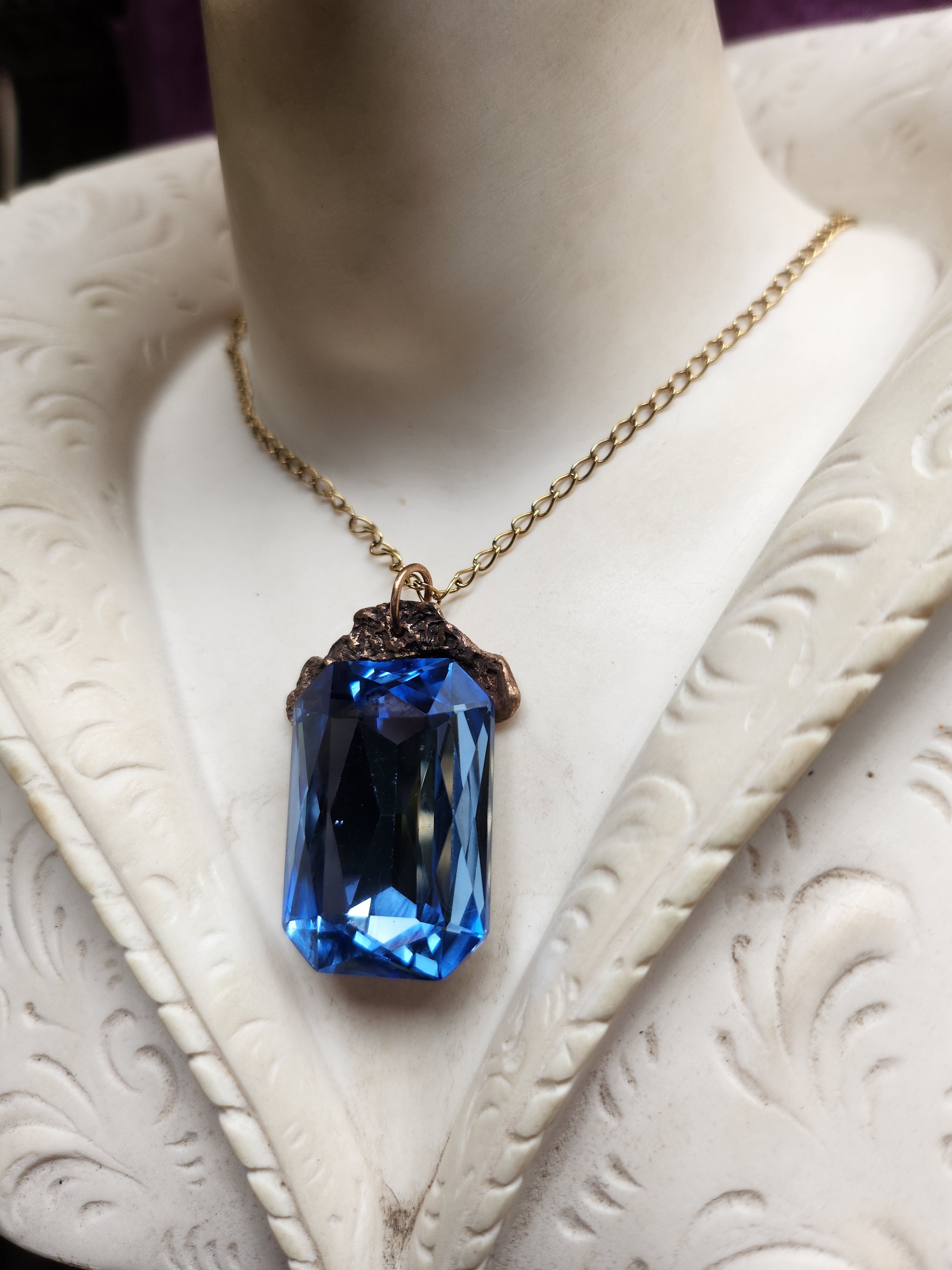 Colección Barroca Mística - Colgante de Bronce Hecho a Mano con Cristal Octogonal Azul Claro