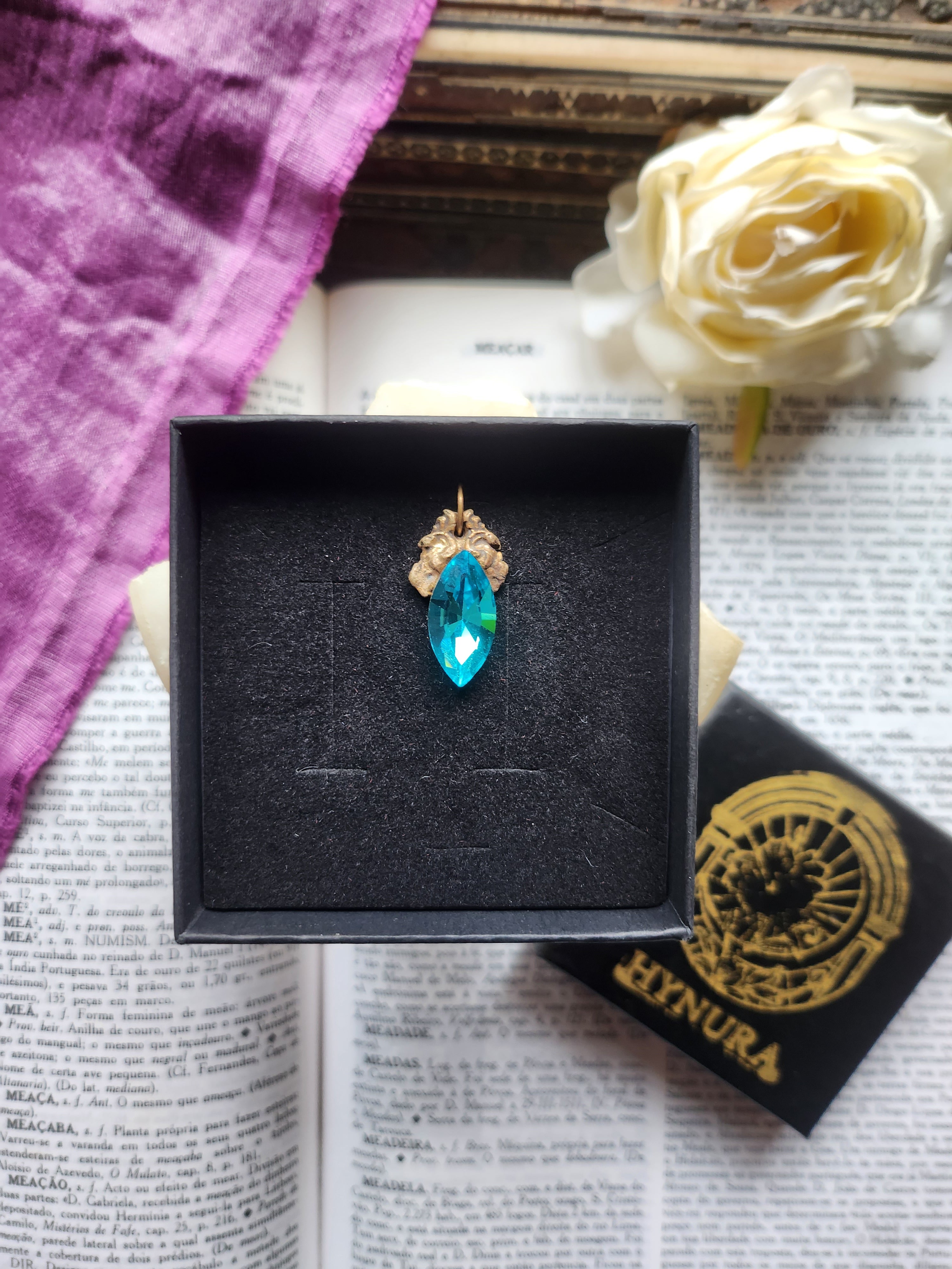 Coleção Ressonância Arcana – Pendente artesanal em bronze com cristal Navette azul elétrico