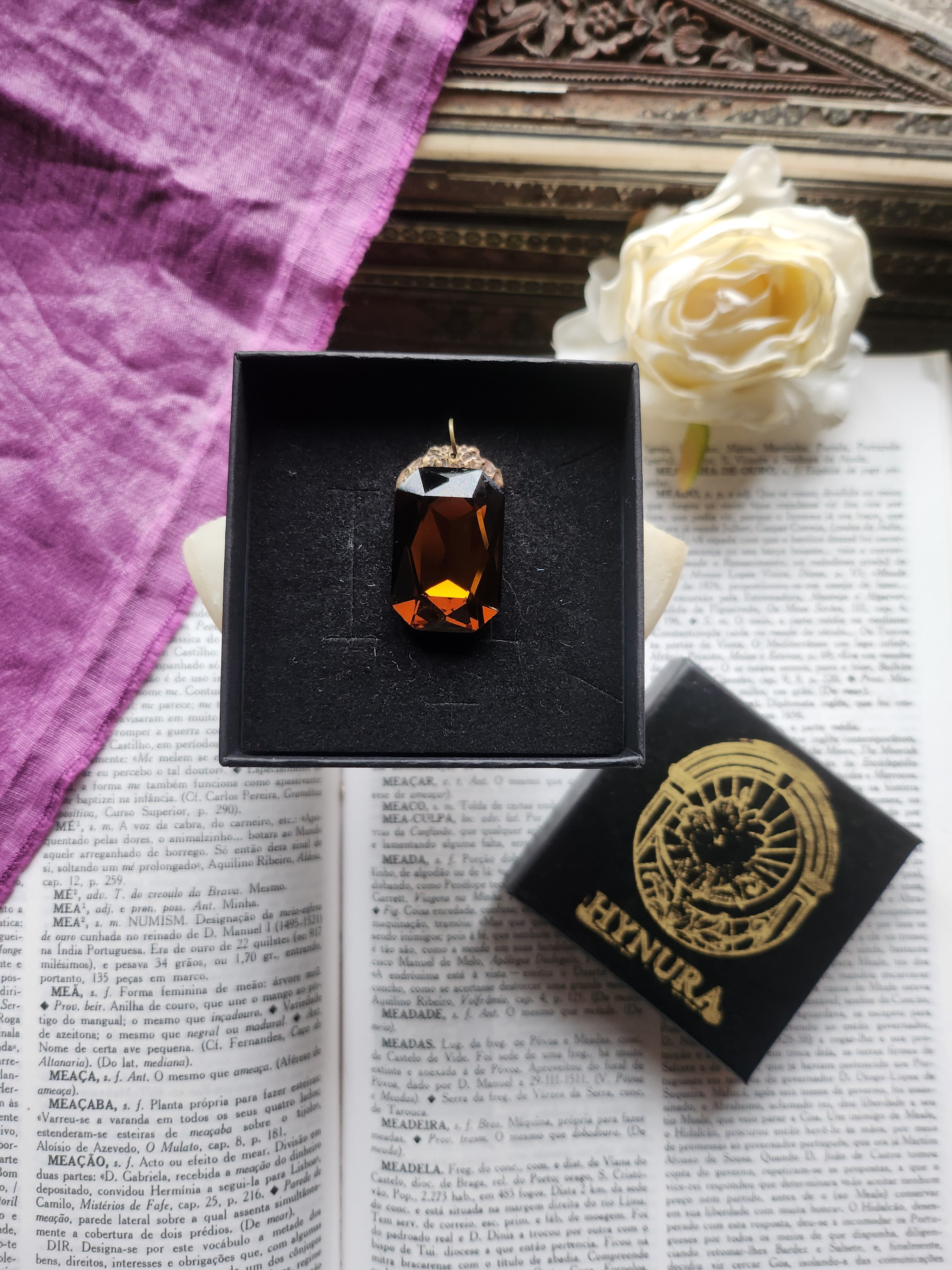 Coleção Barroca Mística – Pendente artesanal em bronze com cristal octogonal castanho