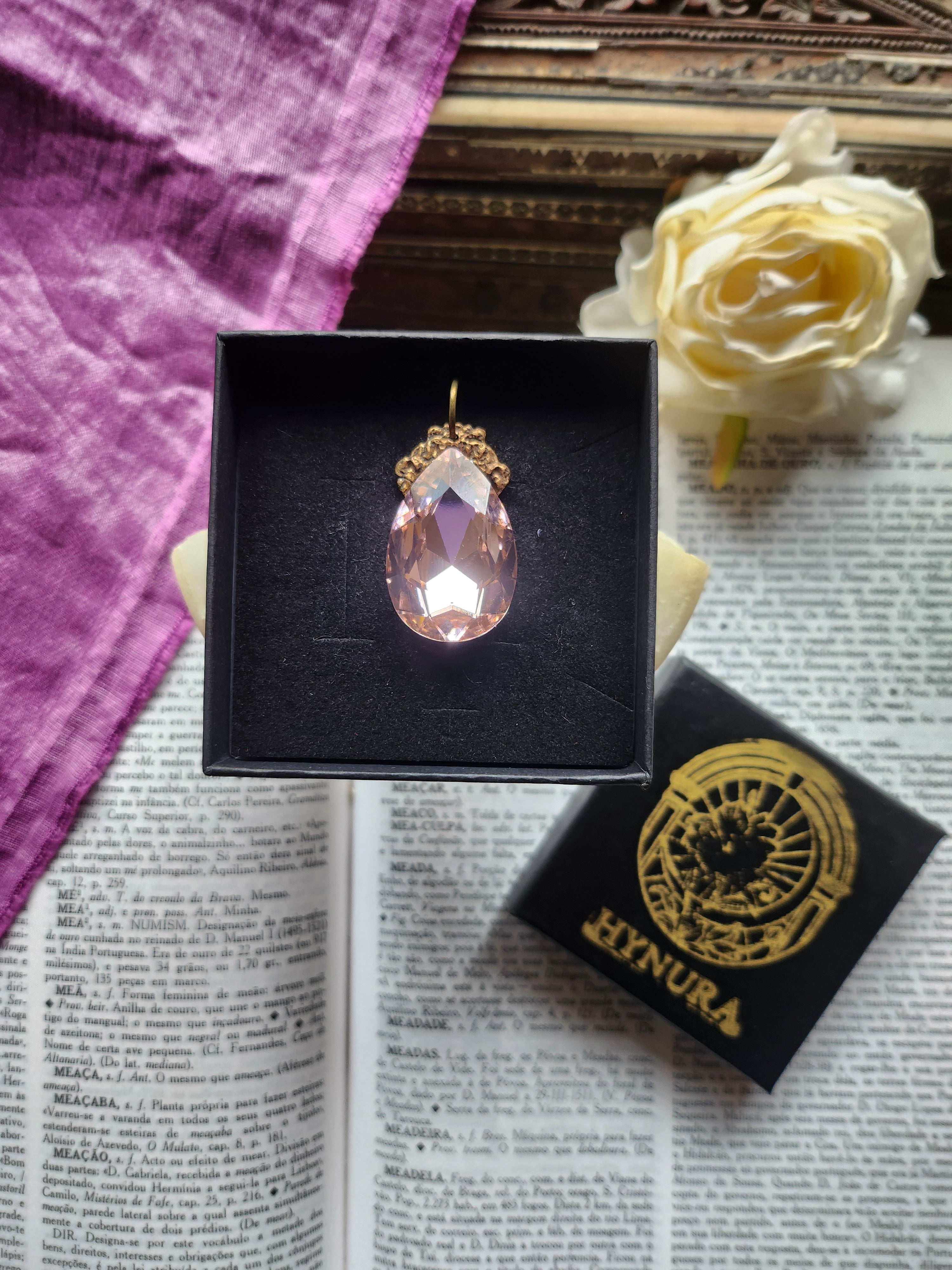 Coleção Barroca Mística – Pendente artesanal em bronze com cristal rosa claro em forma de lágrima.