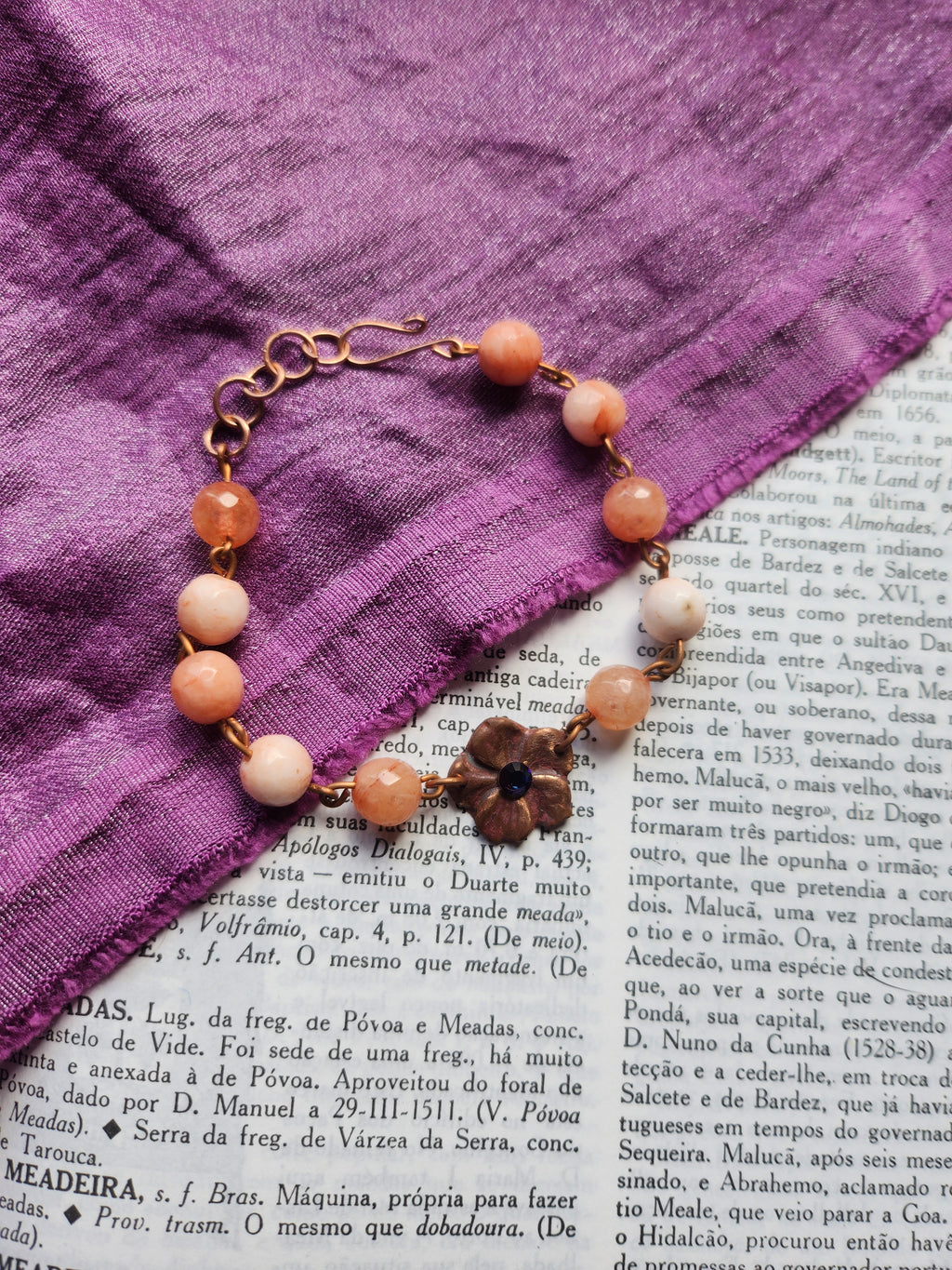 Colección Flor Eterna - Pulsera de Ópalo Rosa y Cobre