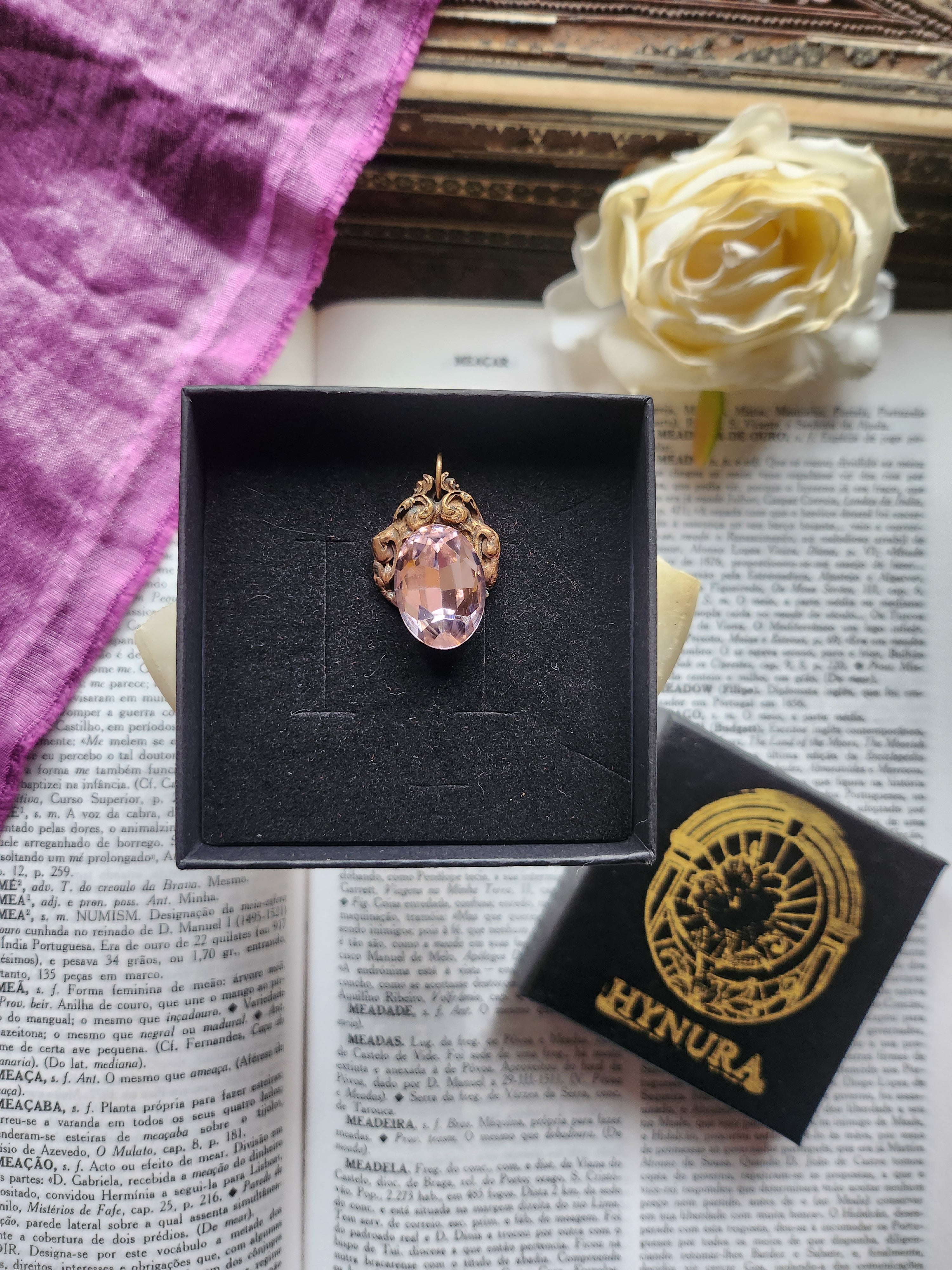 Coleção Ressonância Arcana – Pendente artesanal em bronze com cristal oval rosa claro