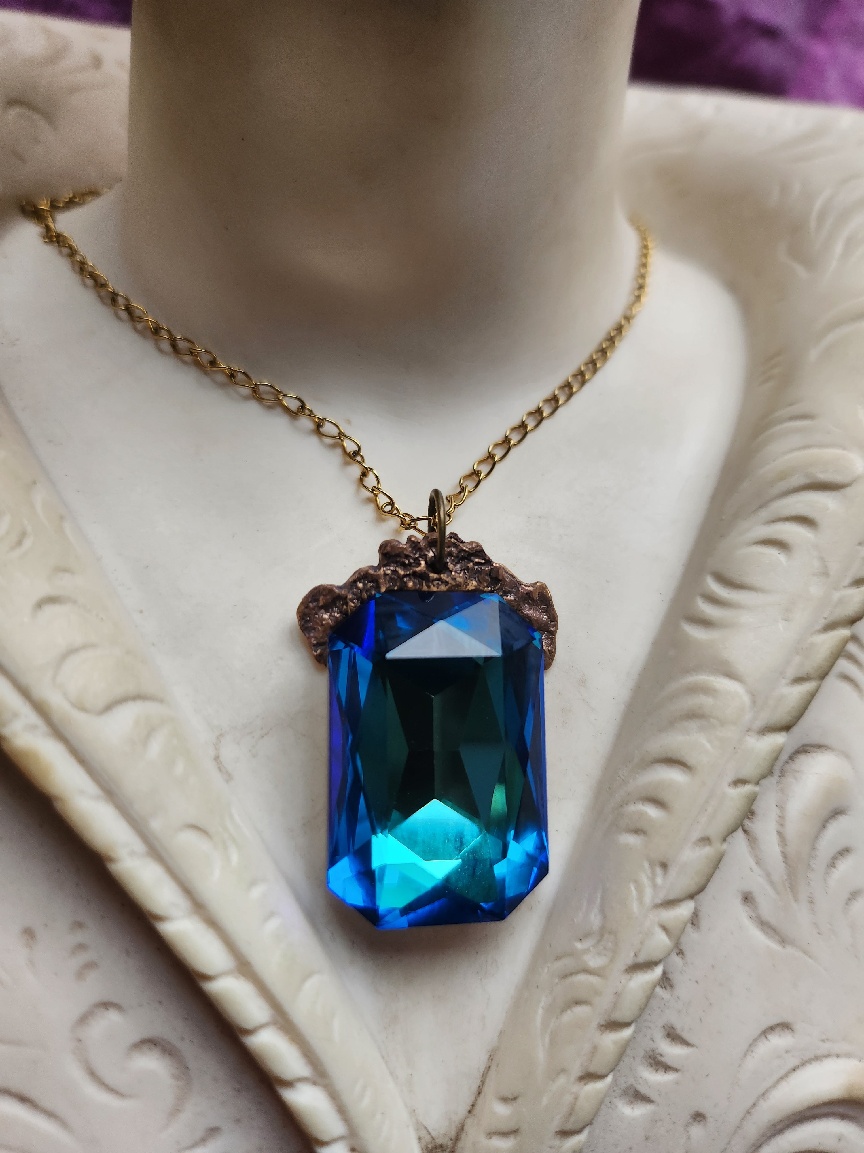 Colección Barroca Mística - Colgante de Bronce Hecho a Mano con Cristal Octogonal Azul y Verde