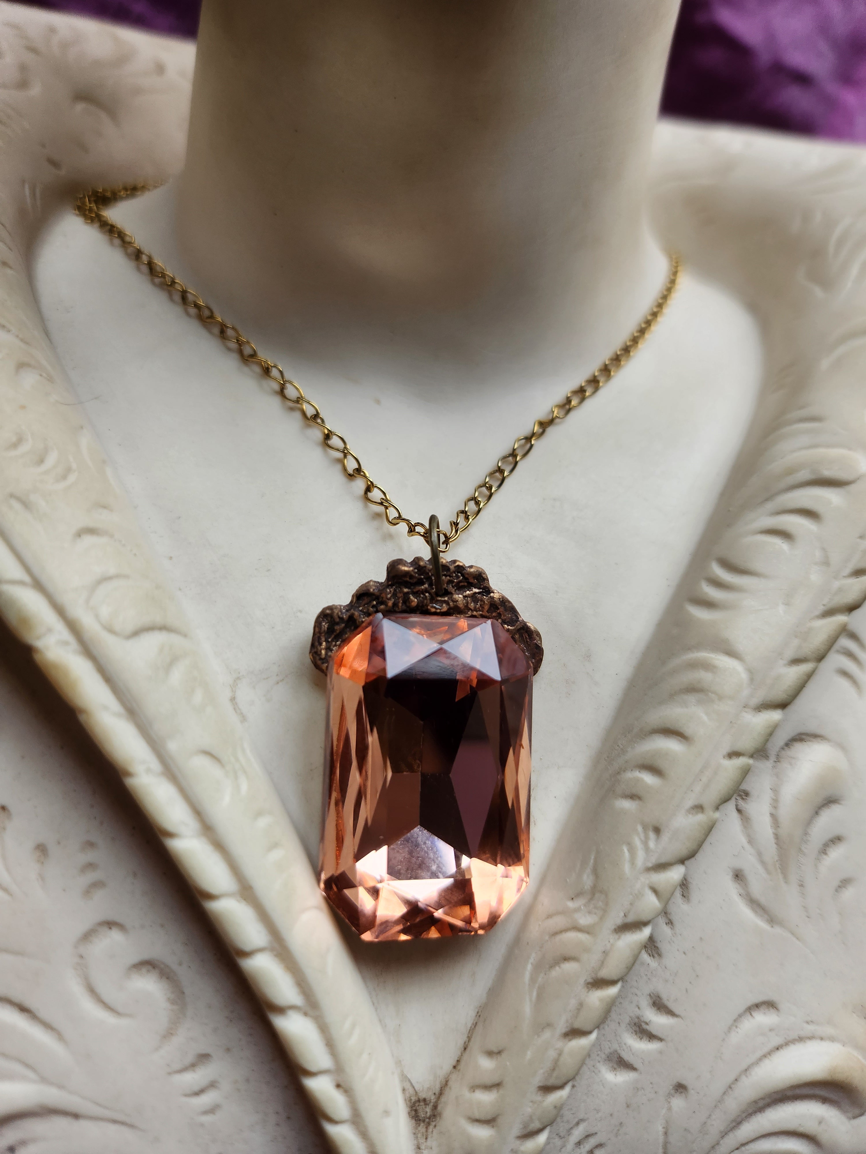 Colección Barroco Místico - Colgante de Bronce Hecho a Mano con Cristal Octogonal Salmón