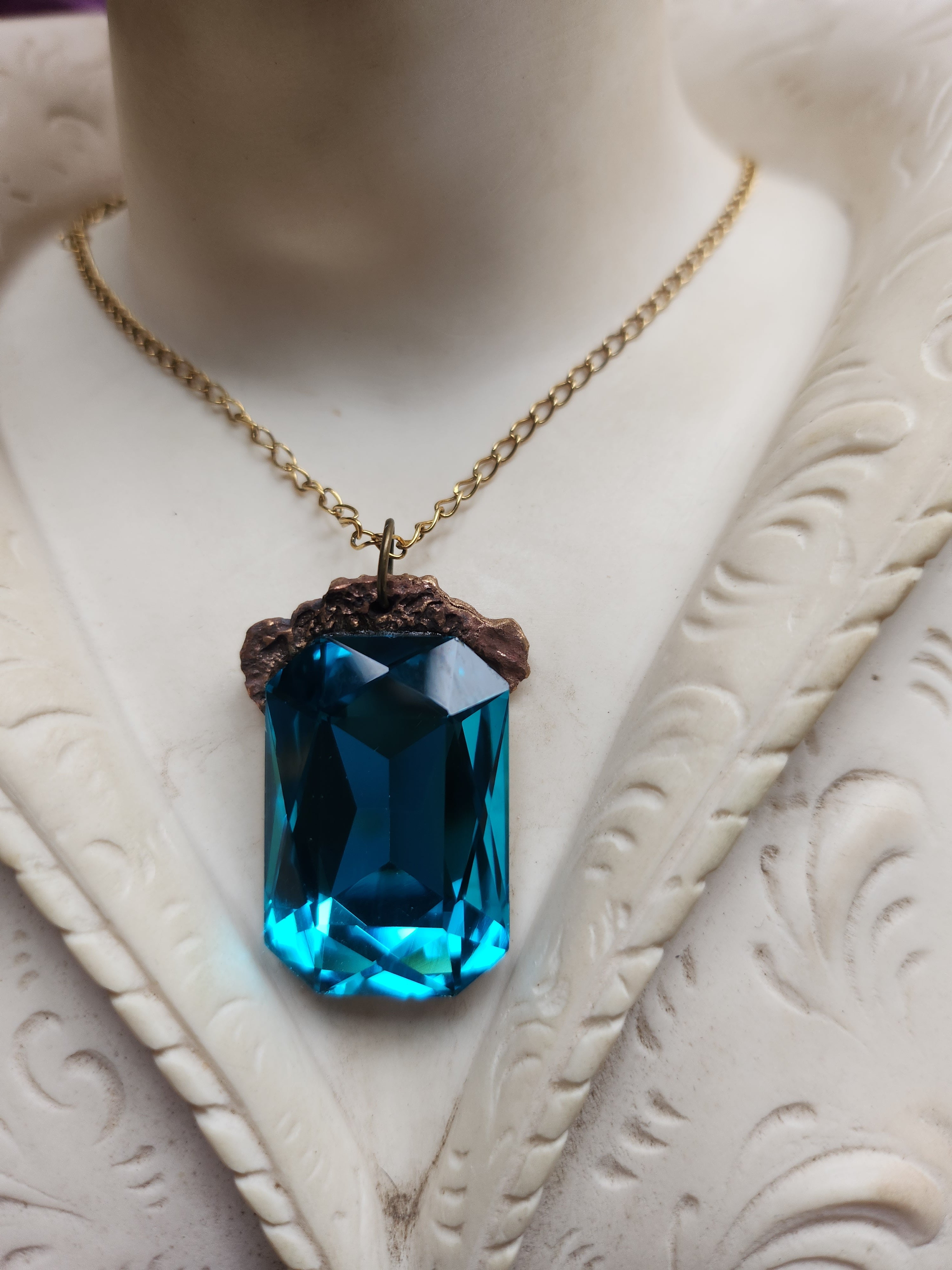 Colección Barroca Mística - Colgante de Bronce Hecho a Mano con Cristal Octogonal Azul Eléctrico