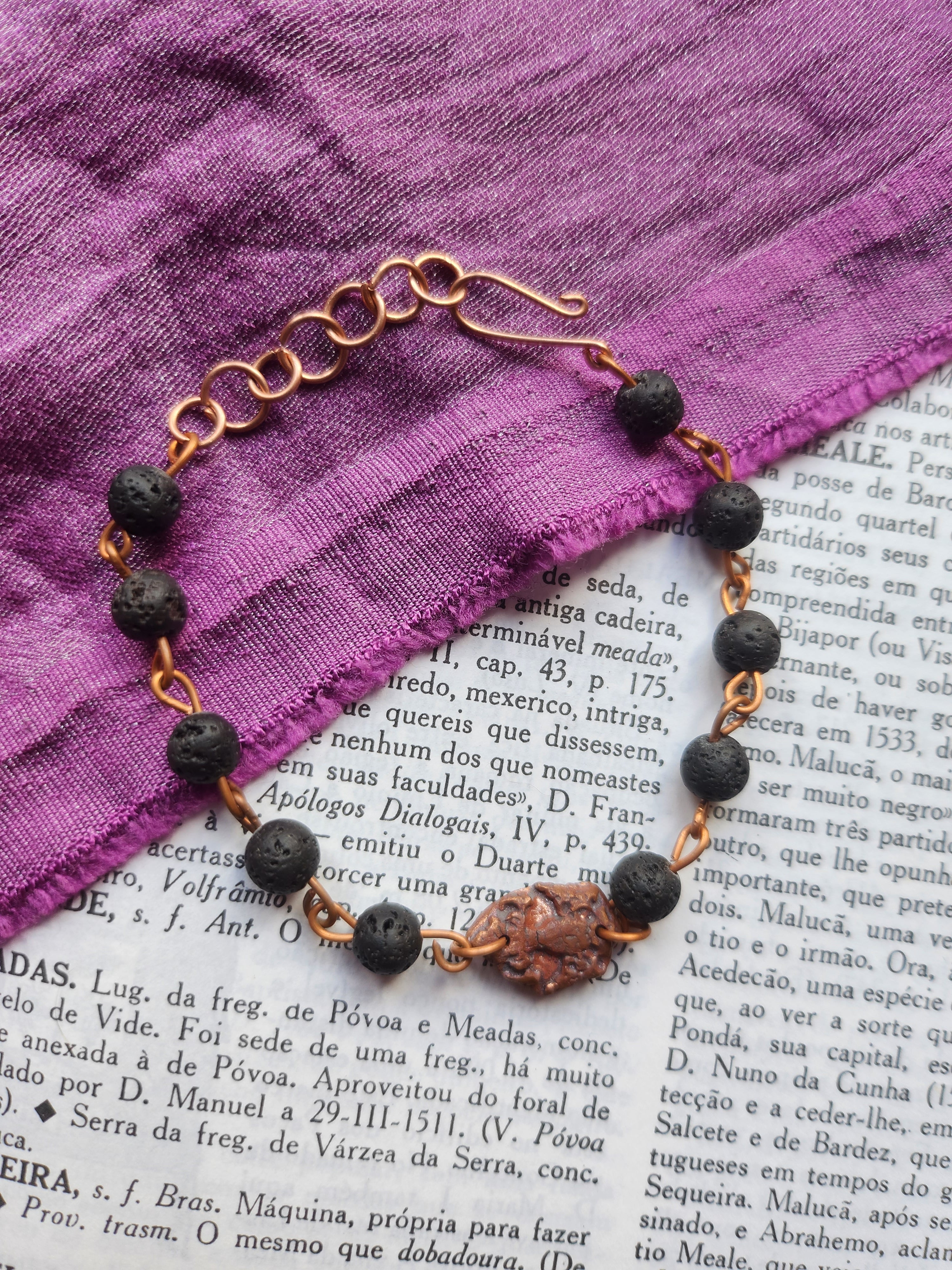 Colección Barroca Mística - Pulsera de Piedra Volcánica y Cobre