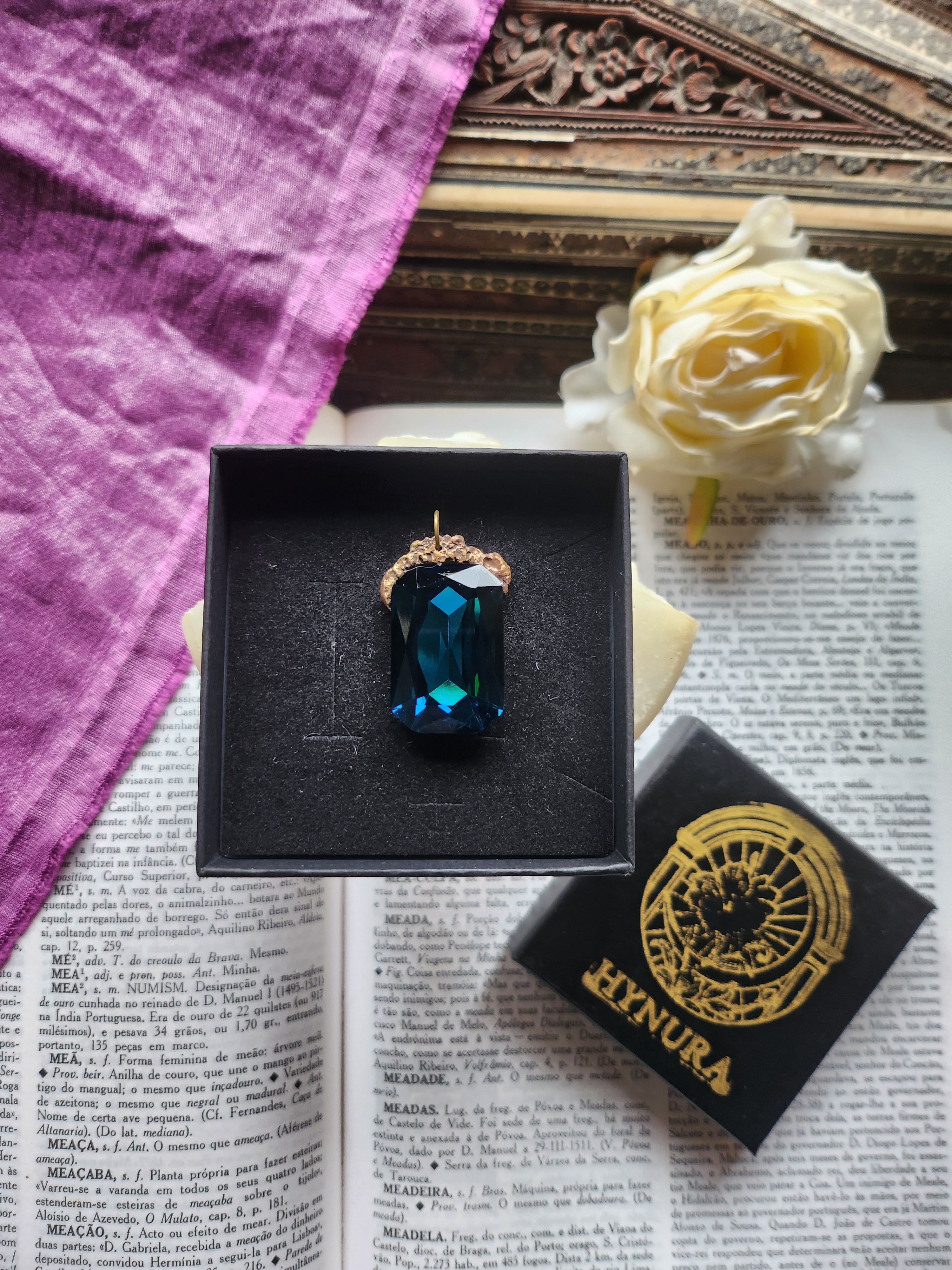 Colección Barroca Mística - Colgante de Bronce Hecho a Mano con Cristal Octogonal Azul Profundo