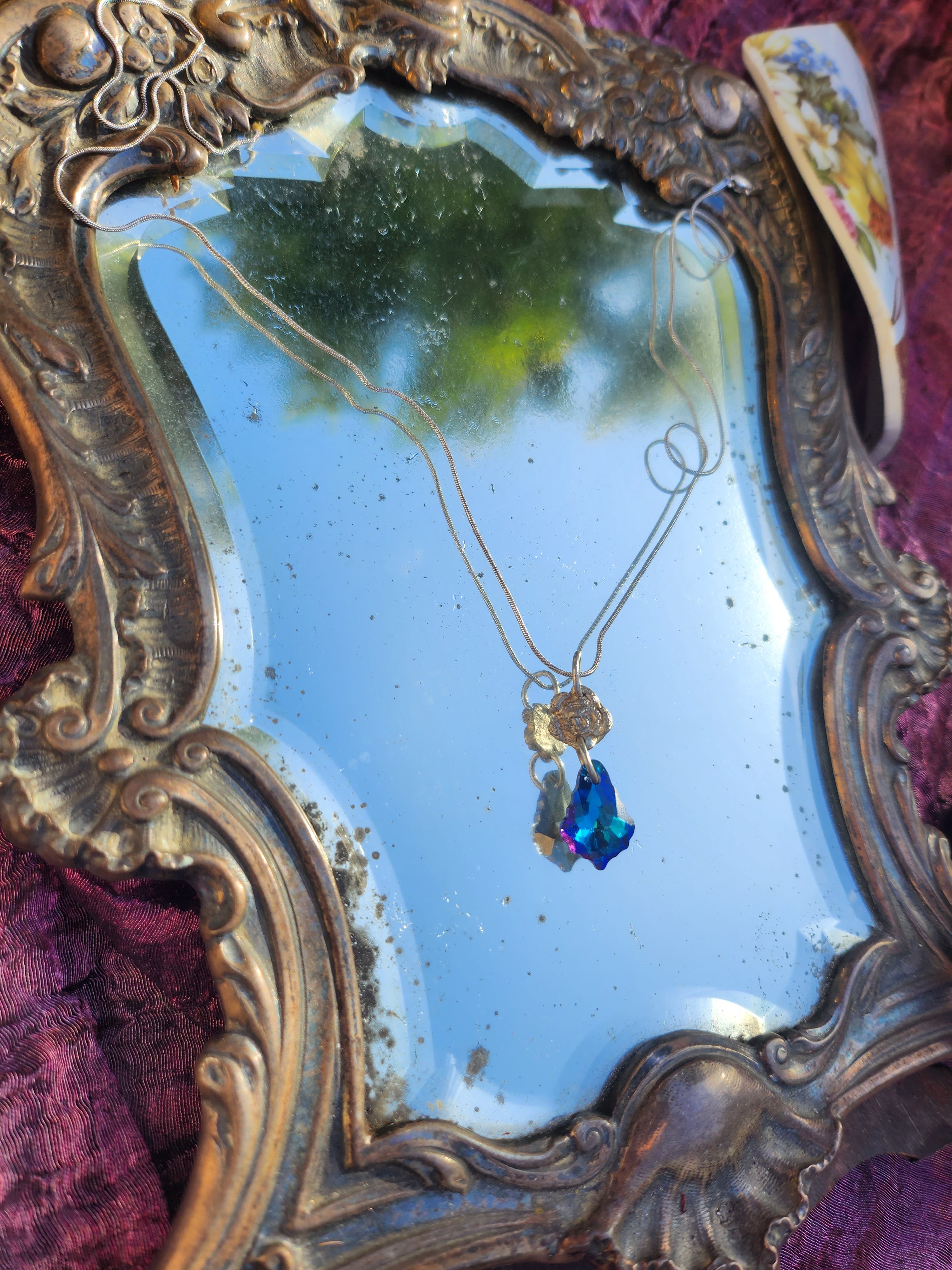 Colección Rosarium - Colgante de rosa hecho a mano en plata 999 con cristal azul zafiro intenso.