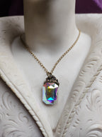 Colección Resonancia Arcana - Colgante de Bronce Hecho a Mano con Cristal Octogonal Iridiscente