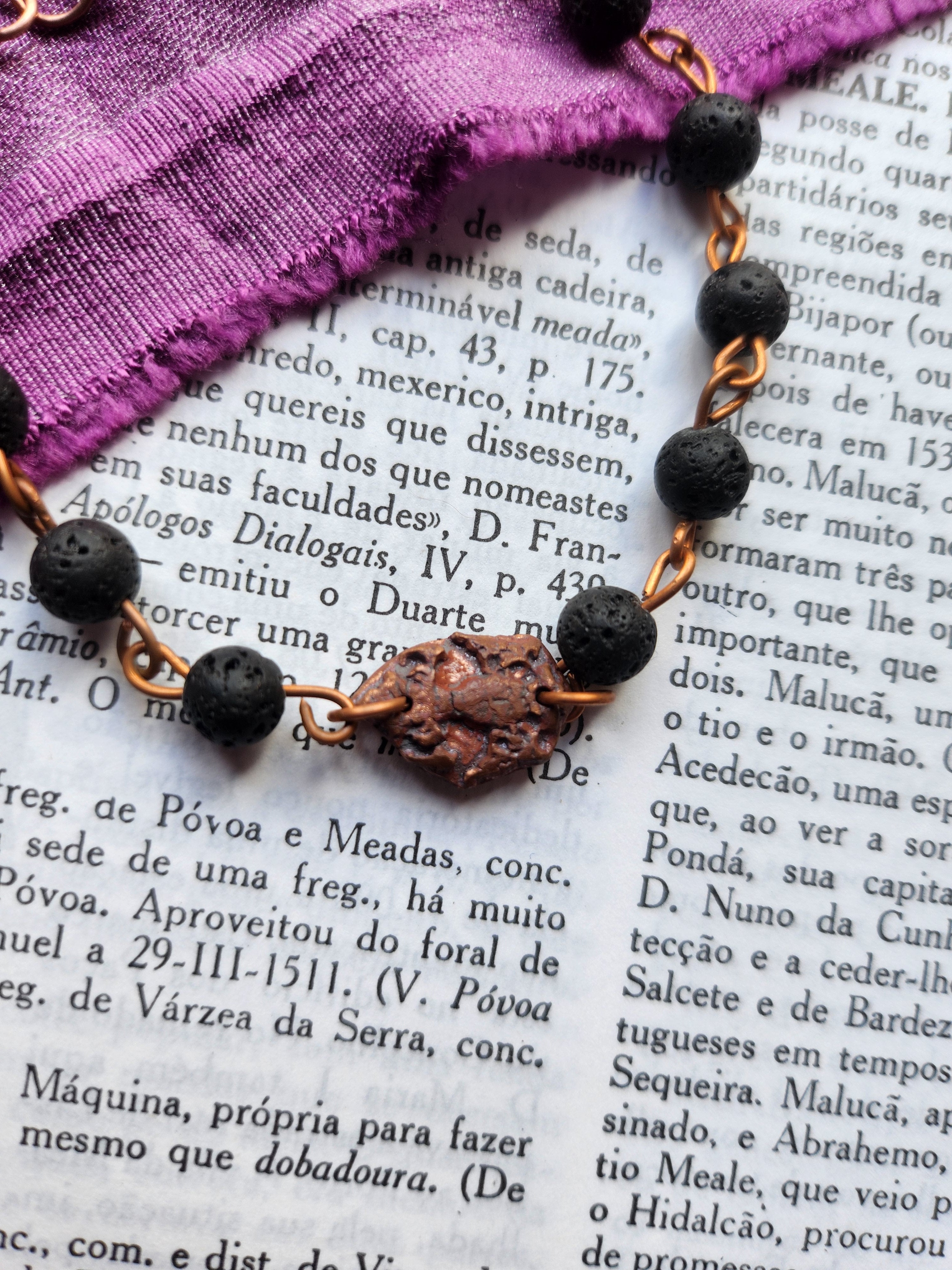 Colección Barroca Mística - Pulsera de Piedra Volcánica y Cobre