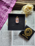 Colección Resonancia Arcana – Colgante de Bronce Hecho a Mano con Cristal Octogonal Rosa Claro