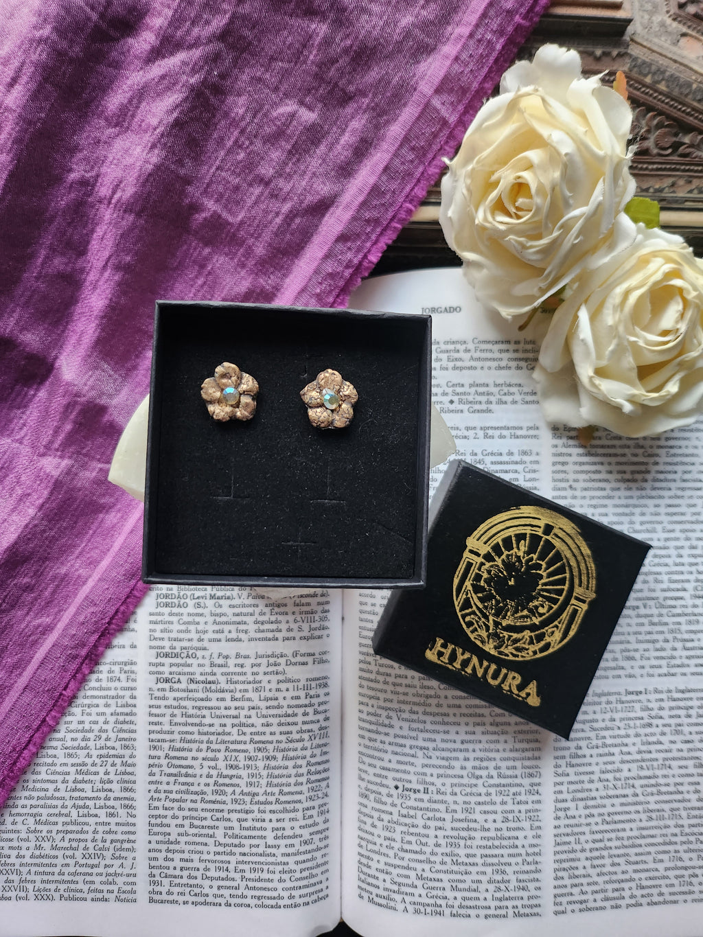 Colección Eternal Bloom – Pendientes de flor de bronce hechos a mano con cristal de ópalo amarillo