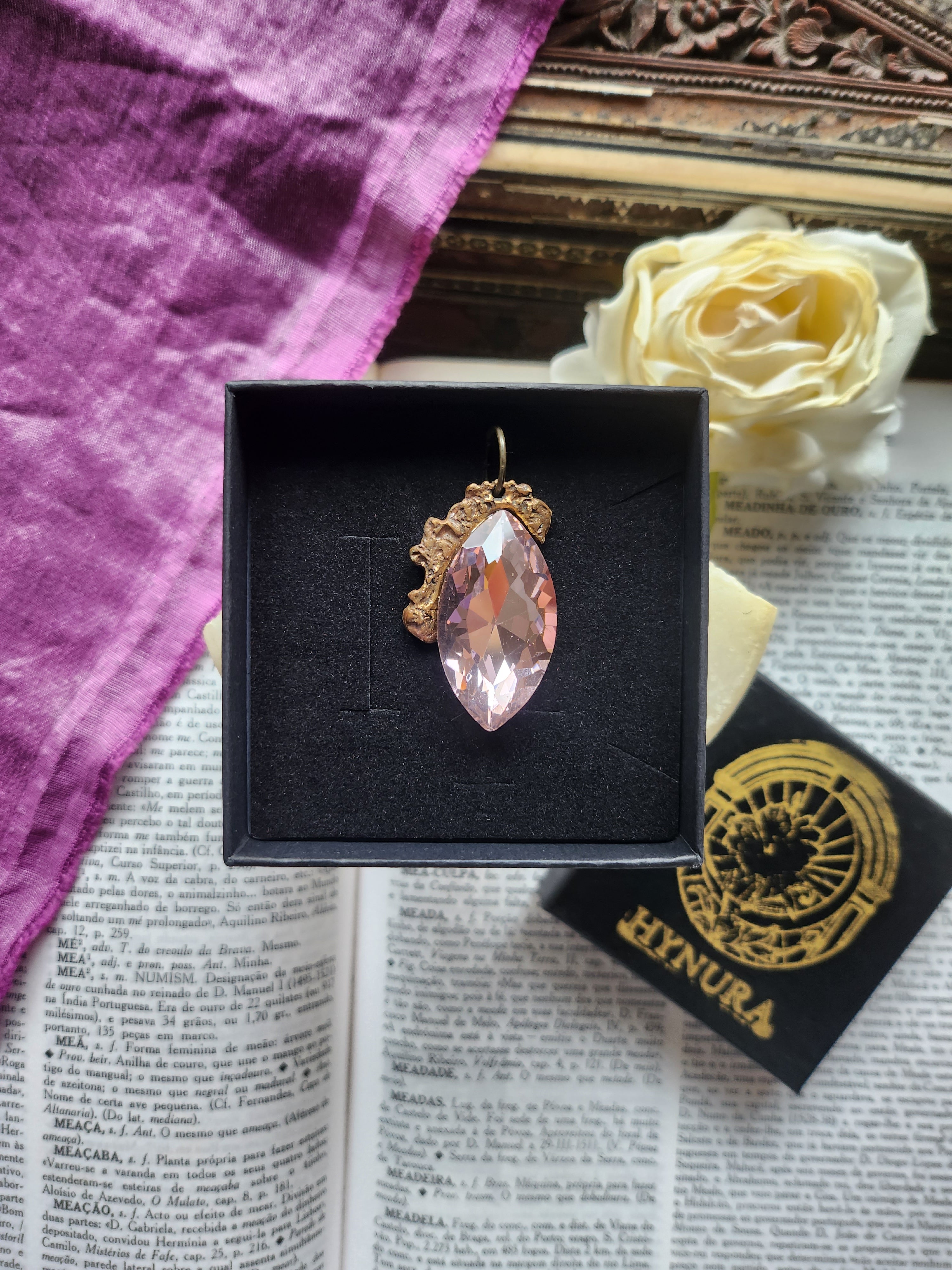 Coleção Barroca Mística – Pendente de bronze feito à mão com navete de cristal rosa claro