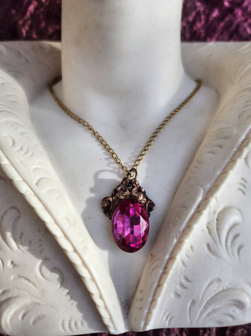 Colección Resonancia Arcana – Colgante artesanal de bronce con cristal ovalado fucsia